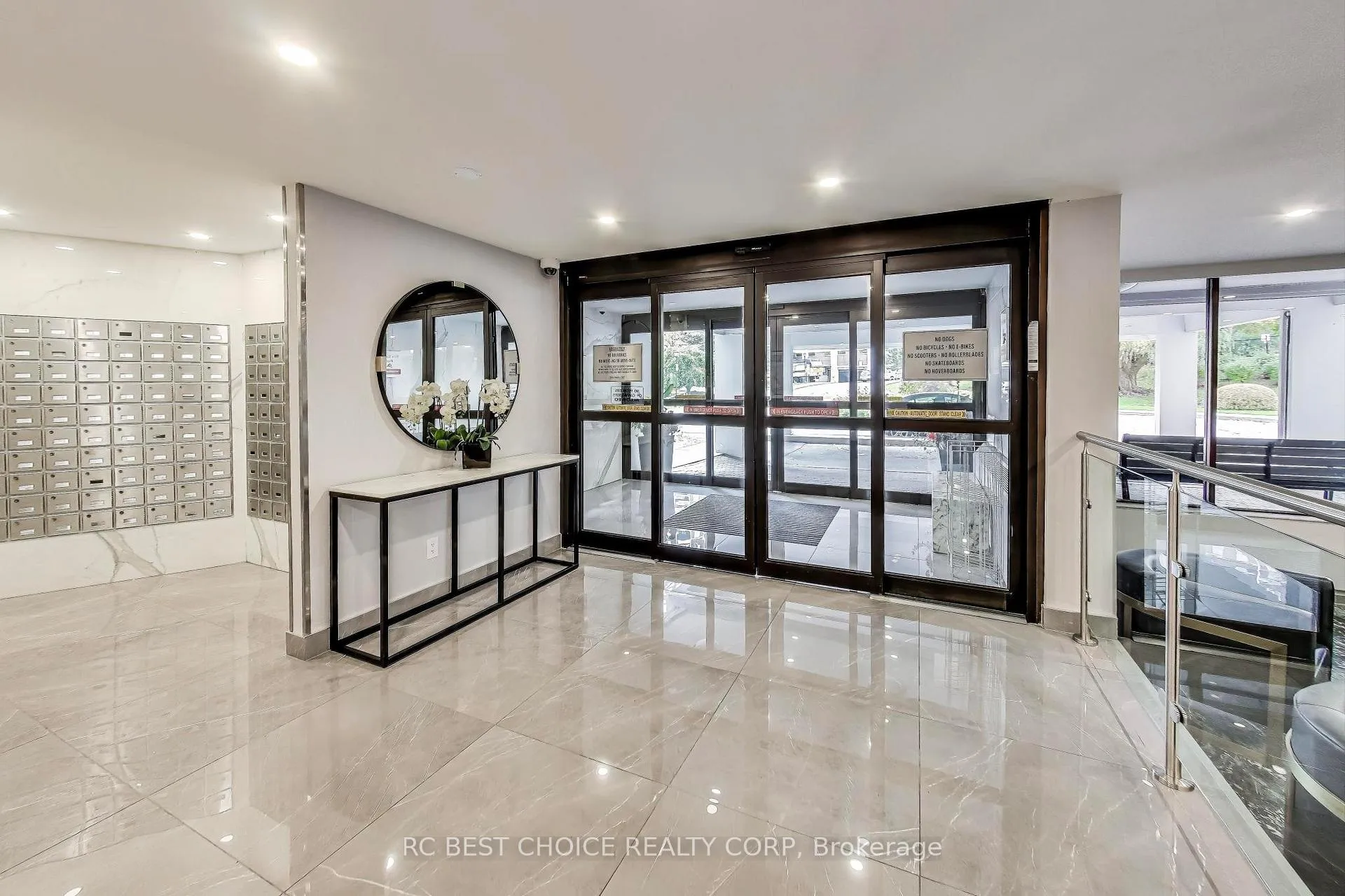 Photo 6 of Unit 403, 10 Edgecliff Golfway, Toronto, Flemingdon Park — HOMEH
