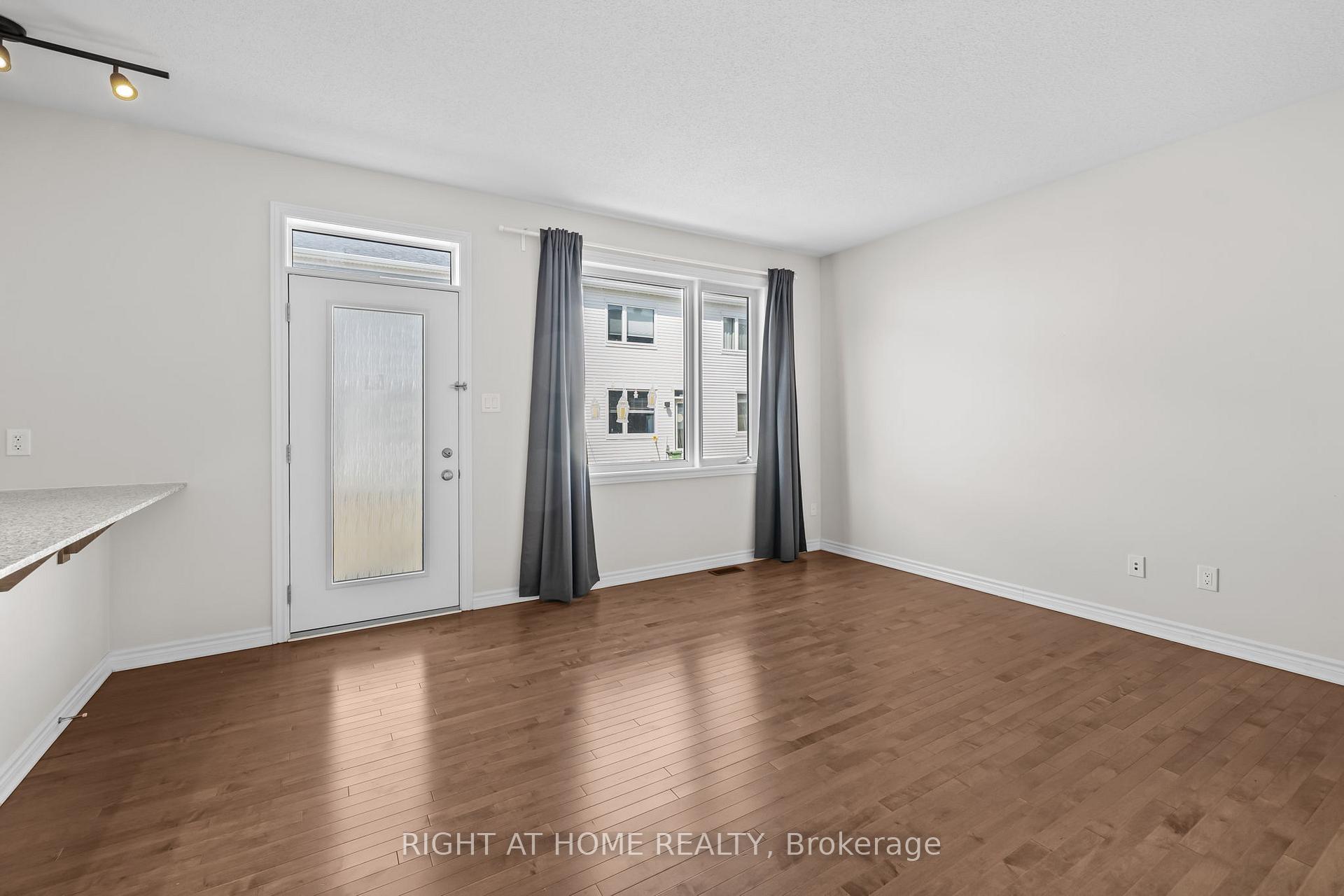Photo 8 of 37 Focality Crescent, Ottawa, Barrhaven - Half Moon Bay — HOMEH