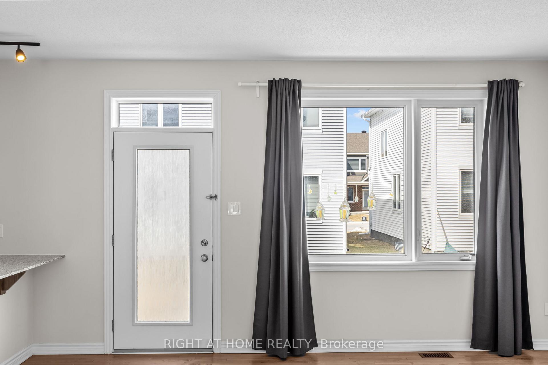 Photo 11 of 37 Focality Crescent, Ottawa, Barrhaven - Half Moon Bay — HOMEH