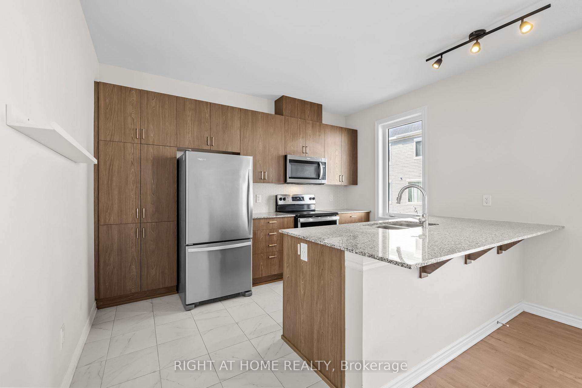 Photo 12 of 37 Focality Crescent, Ottawa, Barrhaven - Half Moon Bay — HOMEH