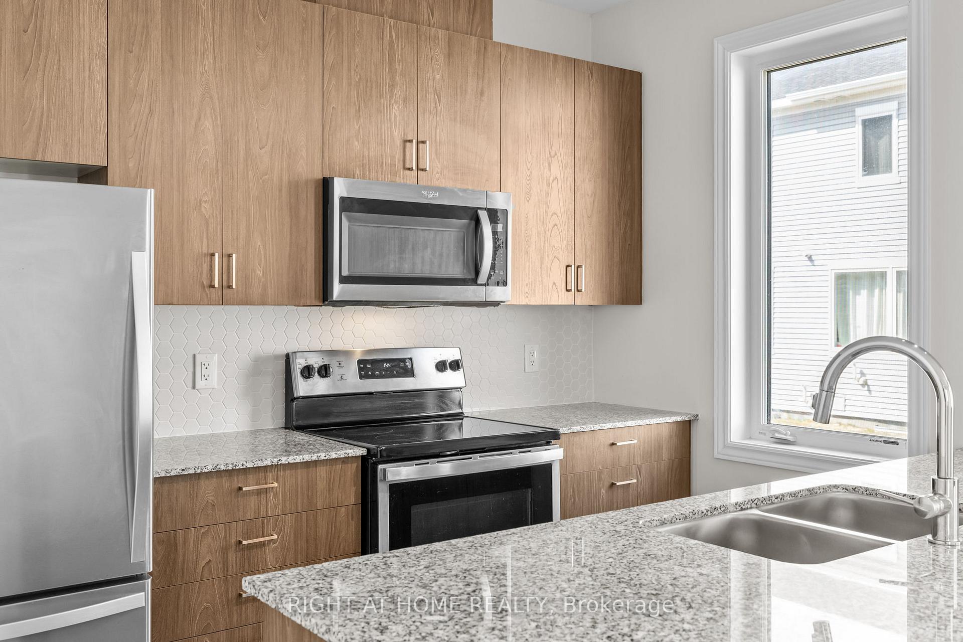 Photo 13 of 37 Focality Crescent, Ottawa, Barrhaven - Half Moon Bay — HOMEH