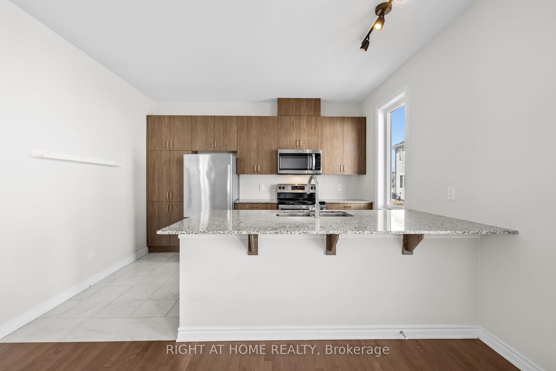 Photo 14 of 37 Focality Crescent, Ottawa, Barrhaven - Half Moon Bay — HOMEH