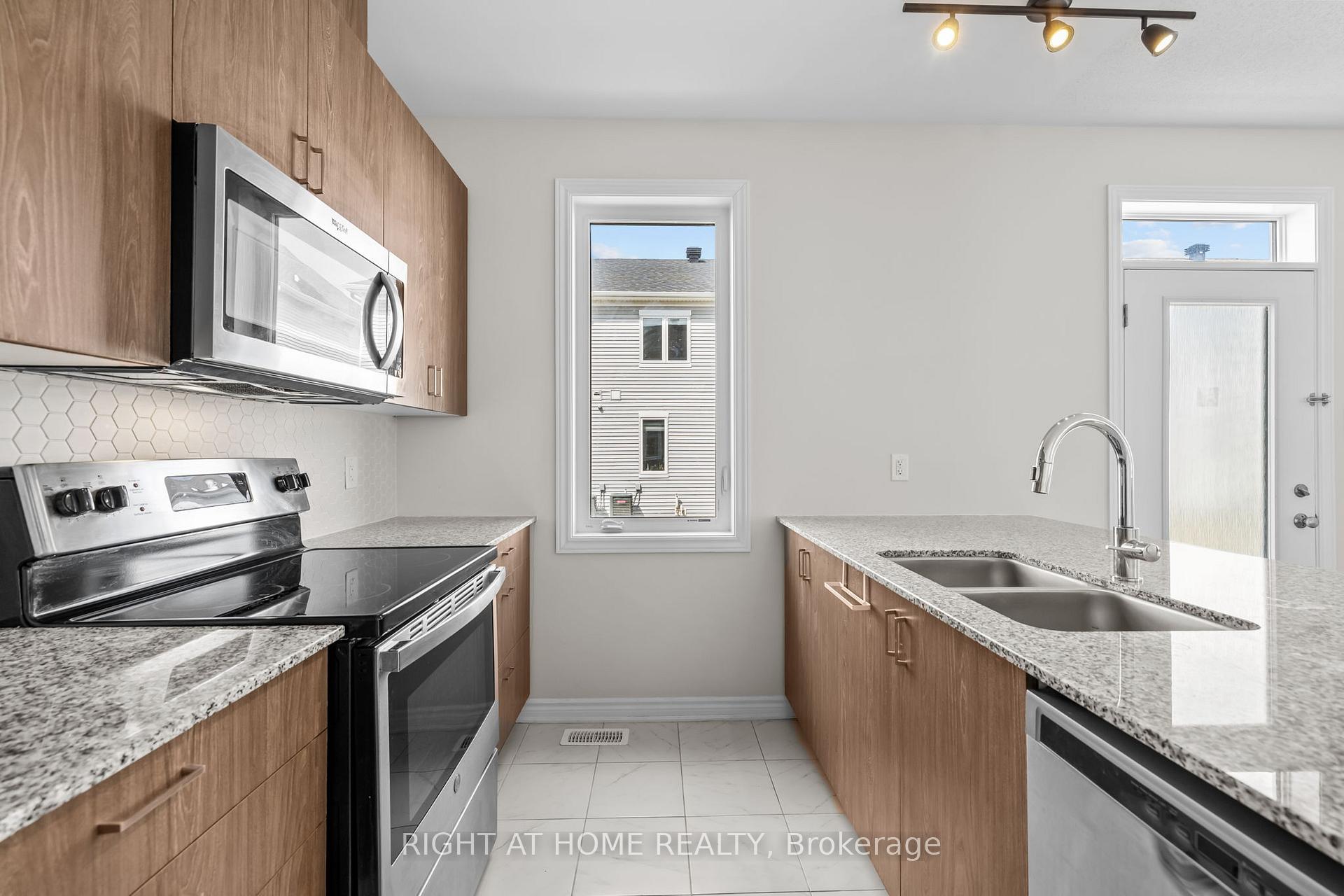 Photo 15 of 37 Focality Crescent, Ottawa, Barrhaven - Half Moon Bay — HOMEH