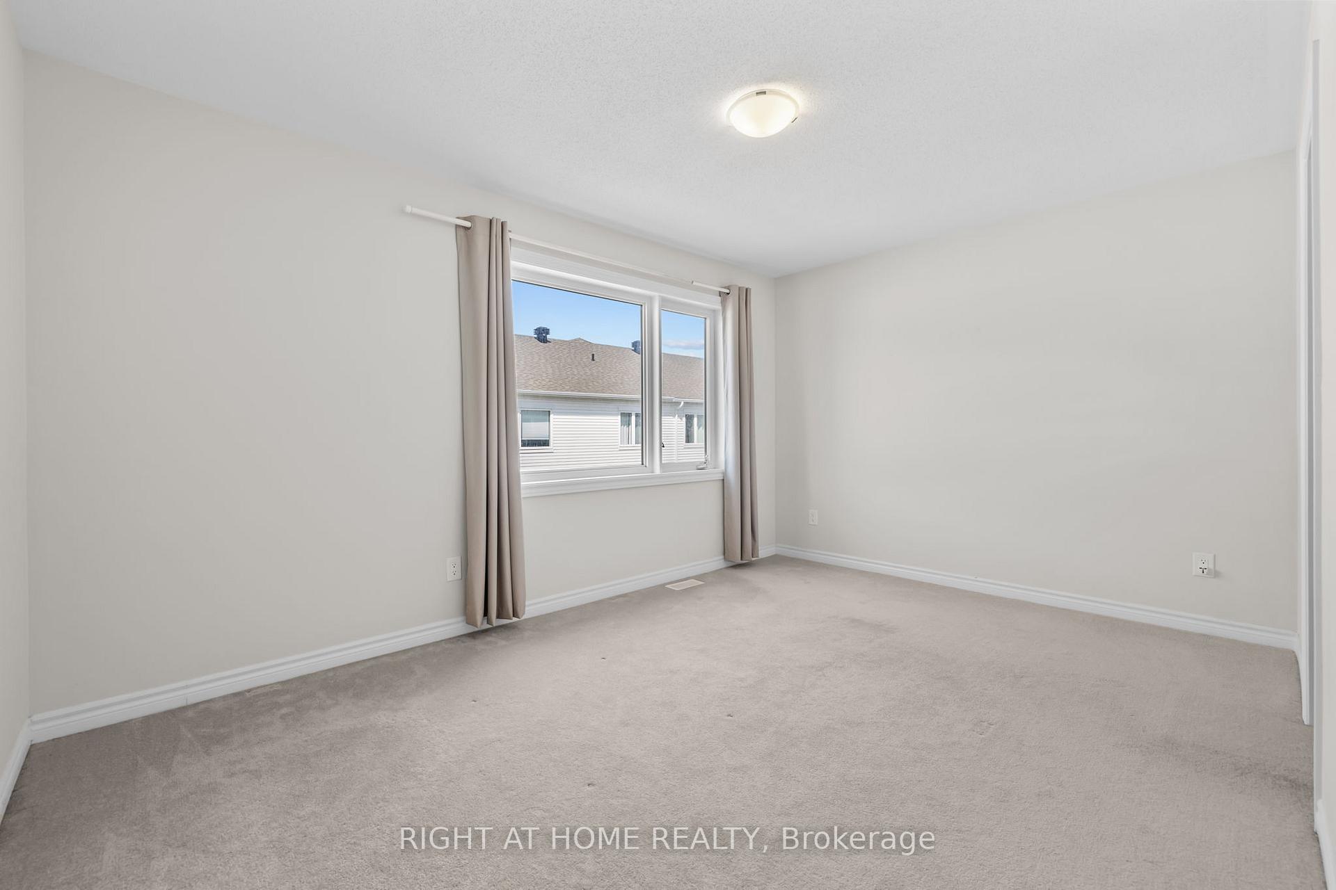 Photo 18 of 37 Focality Crescent, Ottawa, Barrhaven - Half Moon Bay — HOMEH