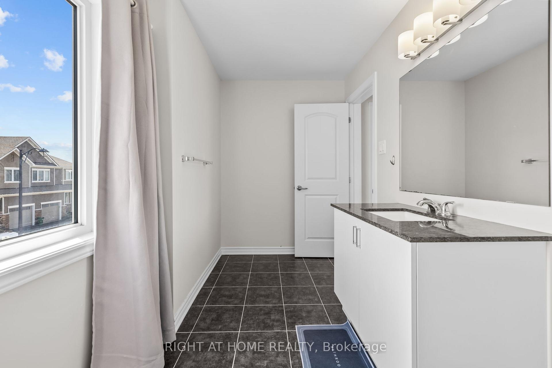 Photo 27 of 37 Focality Crescent, Ottawa, Barrhaven - Half Moon Bay — HOMEH