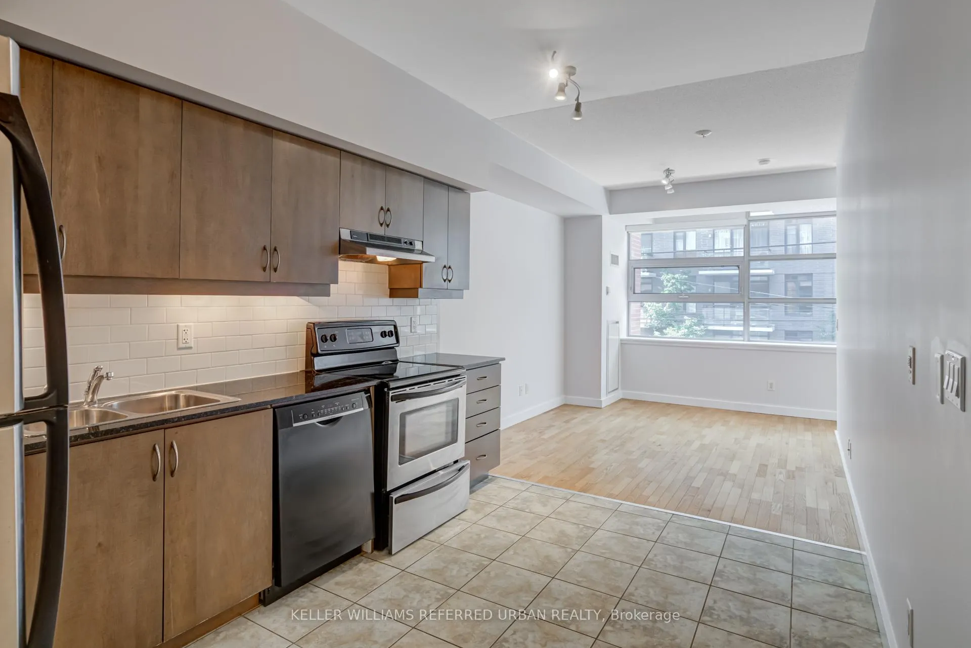 Photo 4 of Unit 212, 601 Kingston Road, Toronto, The Beaches — HOMEH