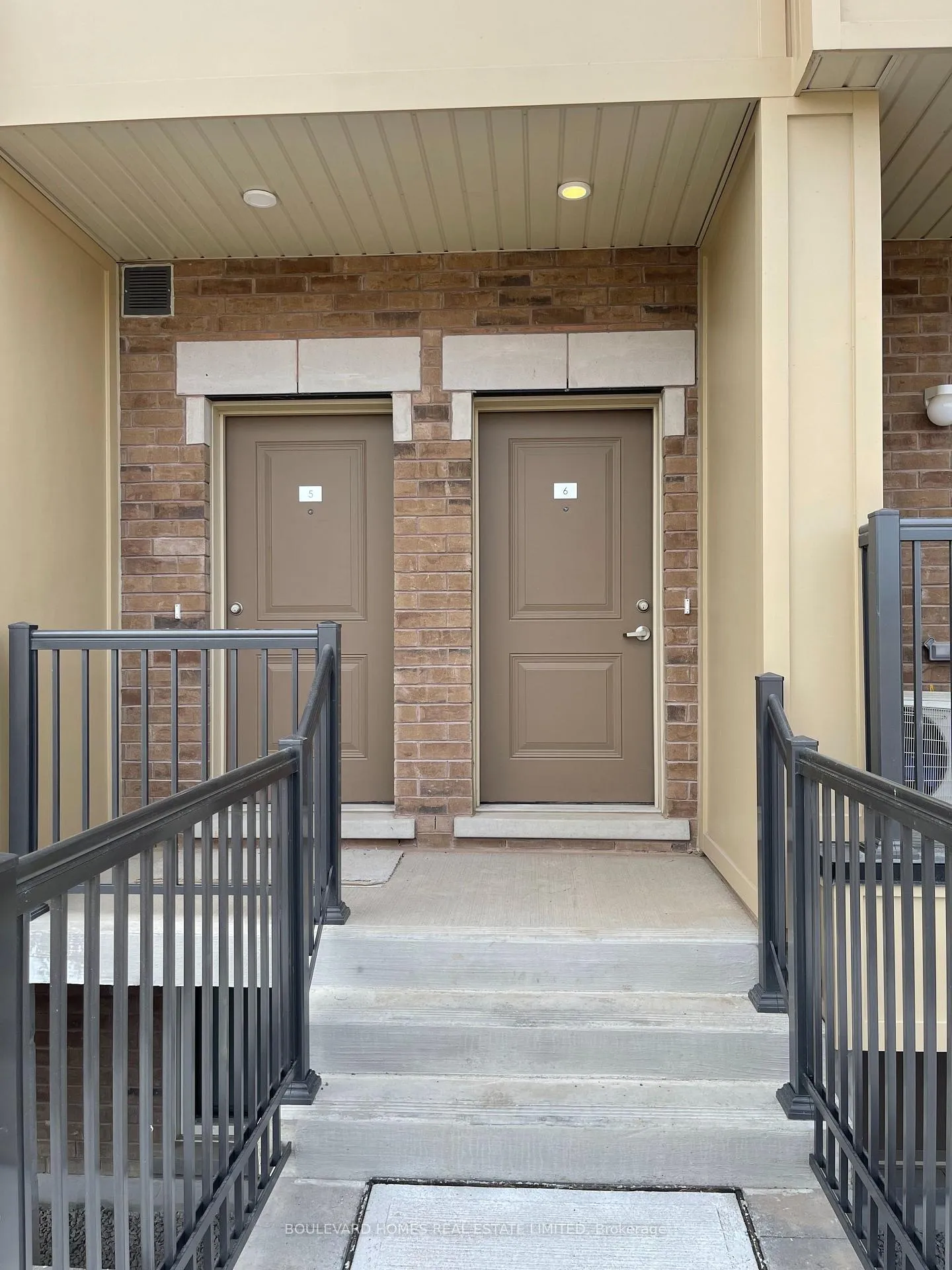Photo 2 of Unit 6, 465 Beresford Path, Oshawa, Central — HOMEH