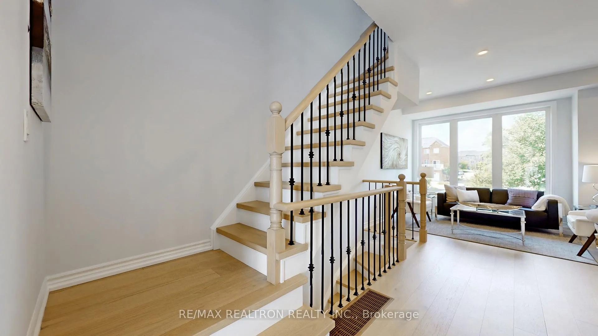 Photo 5 of 46 Leitchcroft Crescent, Markham, Commerce Valley — HOMEH