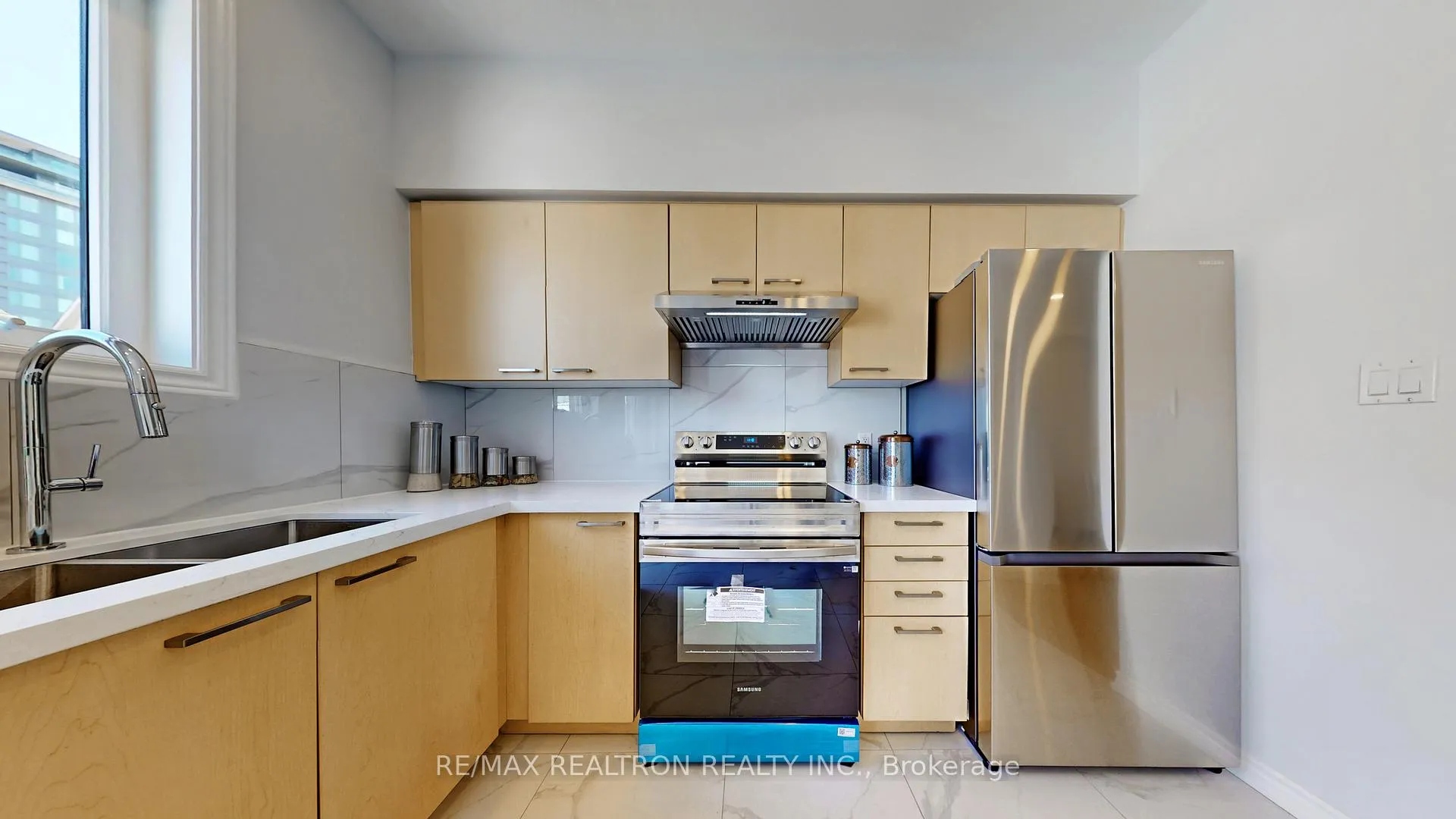 Photo 10 of 46 Leitchcroft Crescent, Markham, Commerce Valley — HOMEH