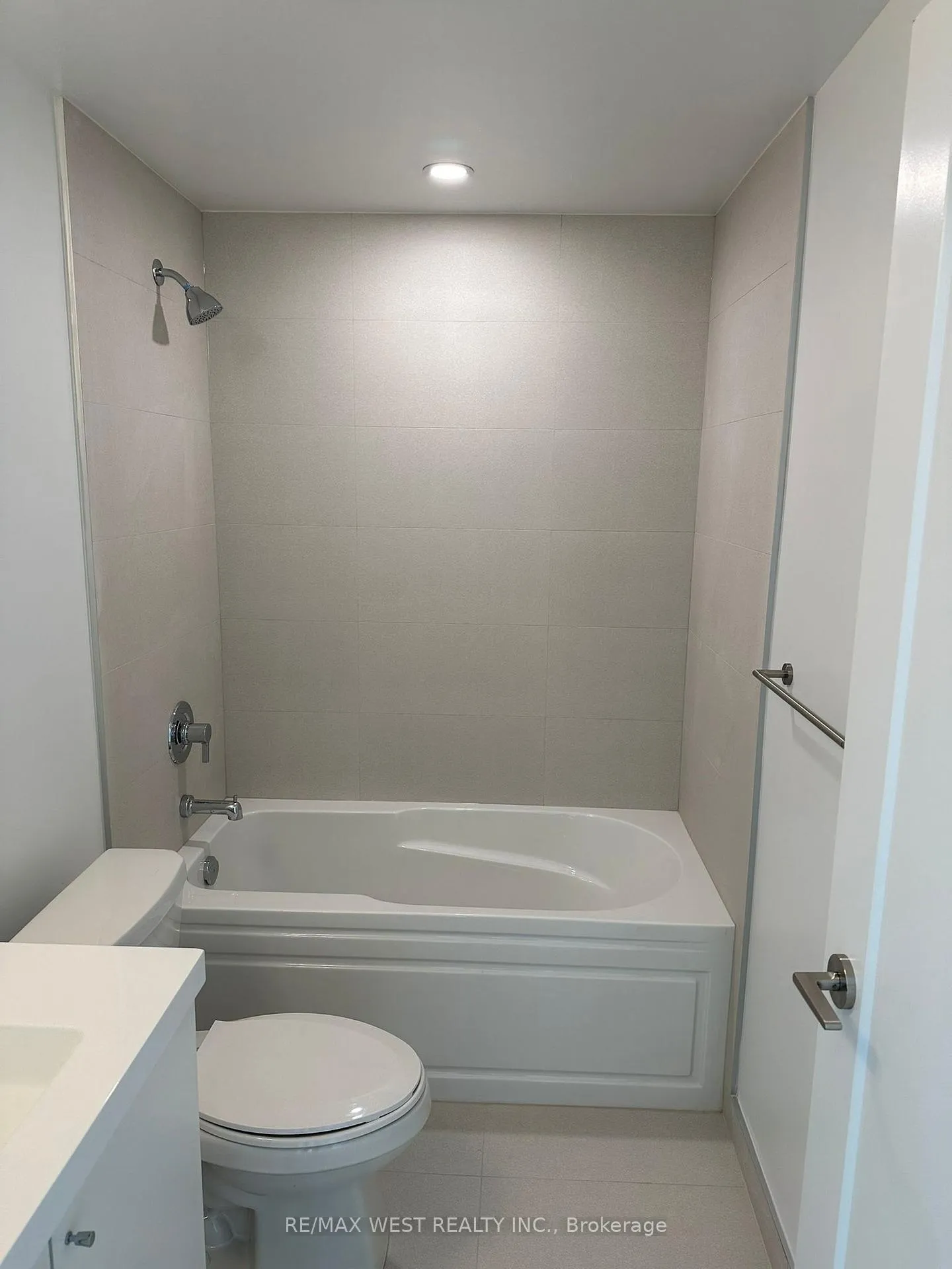 Photo 8 of Unit 2411, 2545 Simcoe Street N, Oshawa, Windfields — HOMEH