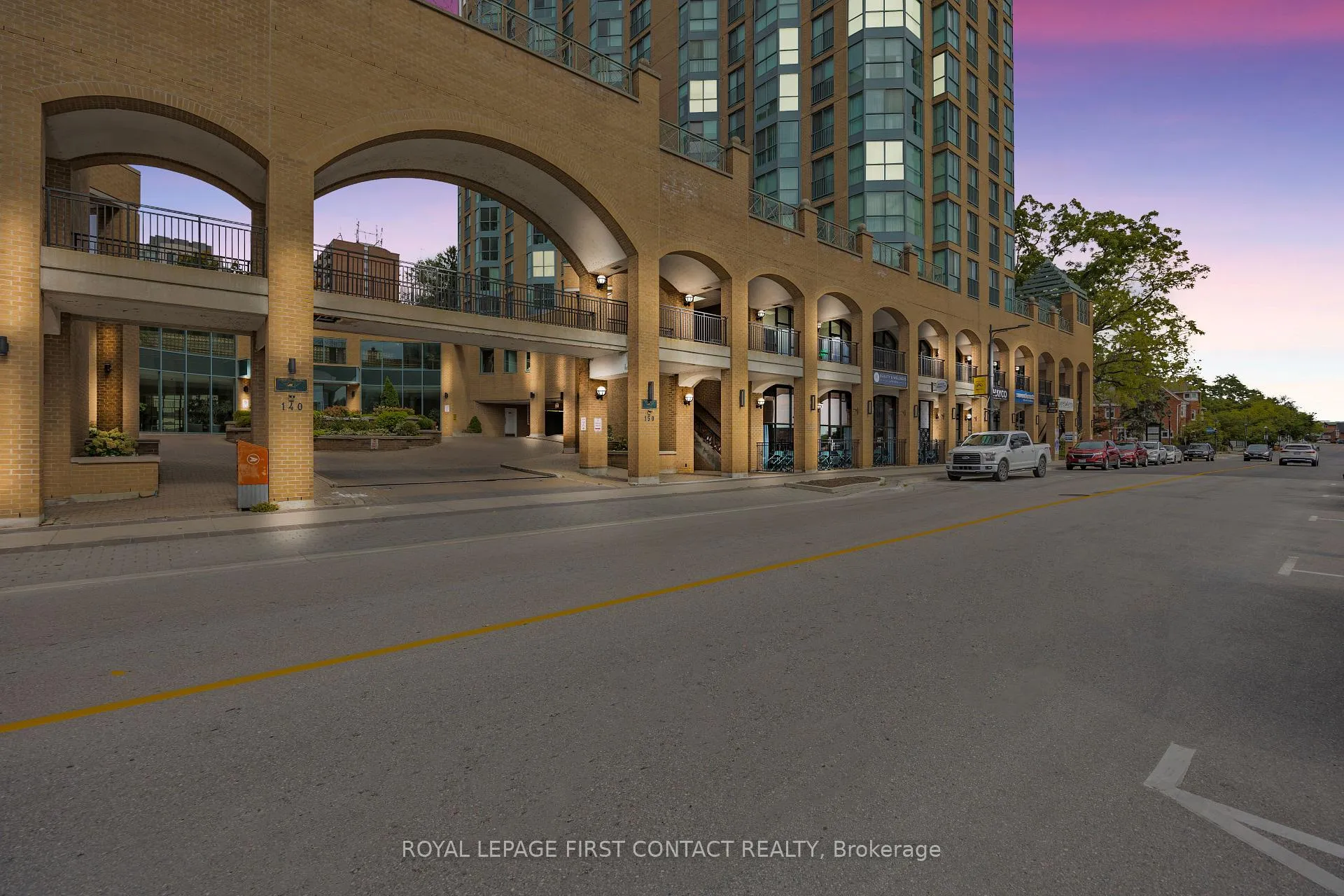 Front of Unit 908, 140 Dunlop Street E