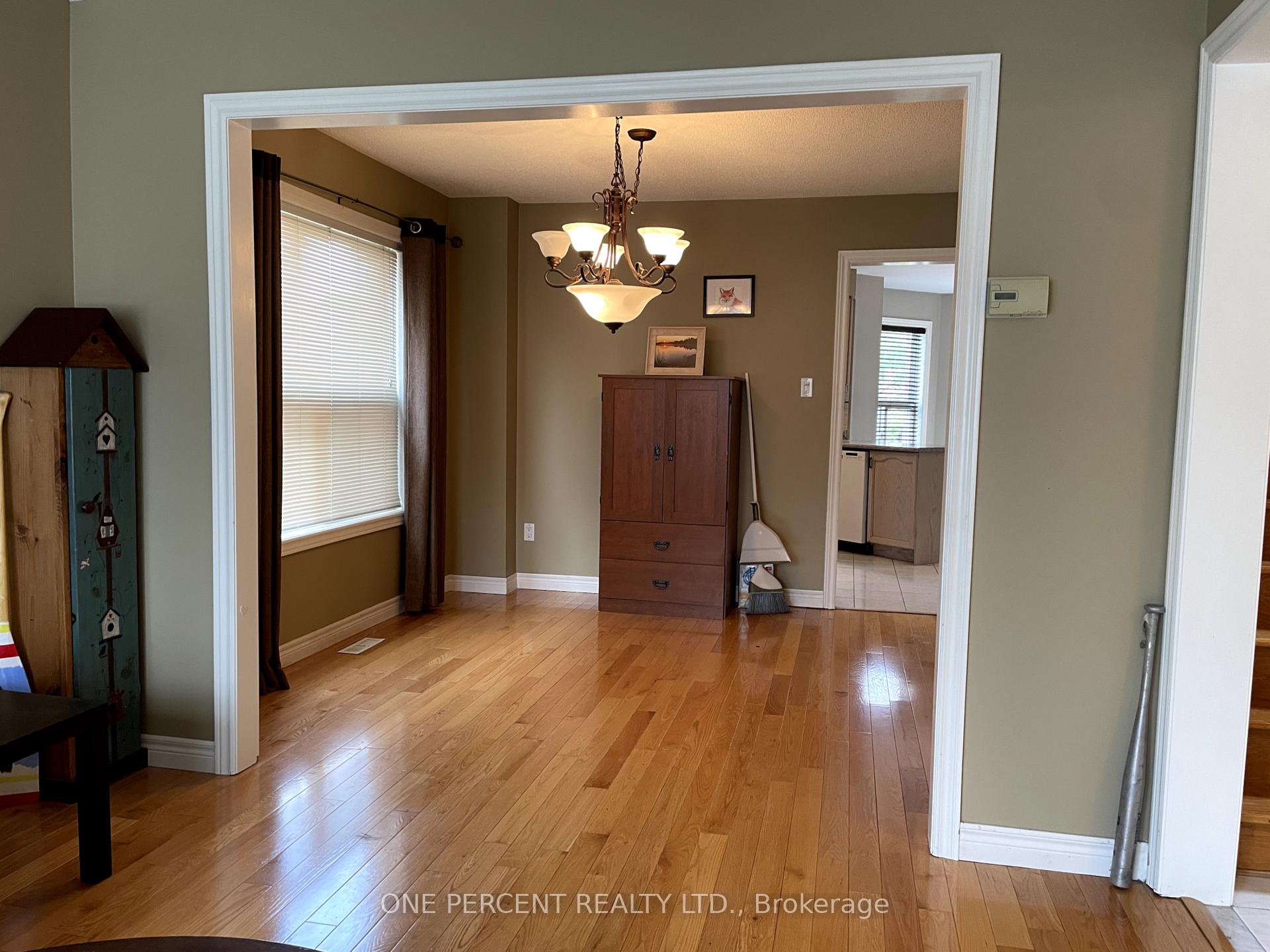 Photo 7 of 23 Nightingale Crescent, Barrie, Painswick South — HOMEH