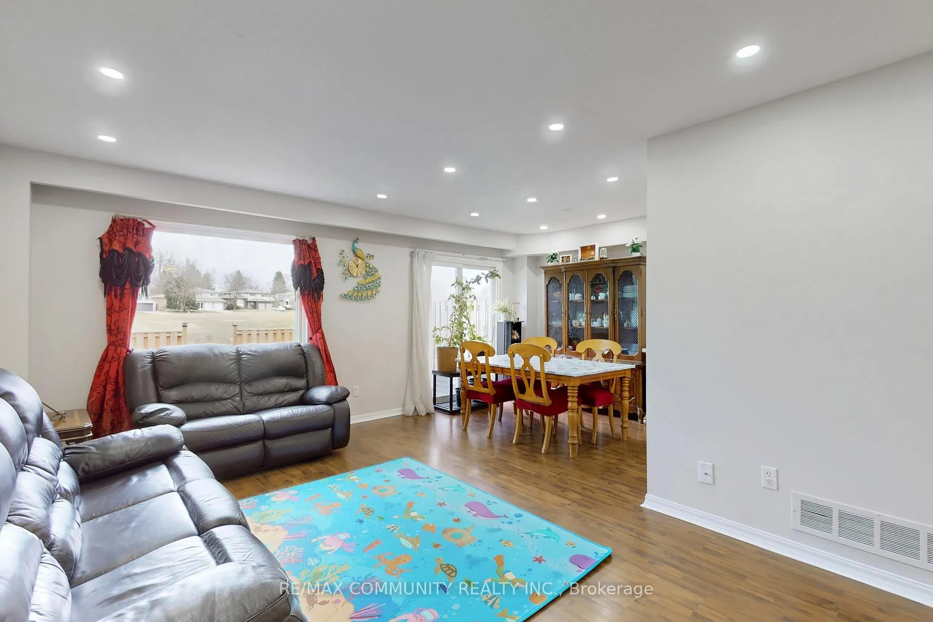 Photo 4 of 18 Knightsbridge Way, Markham, Markham Village — HOMEH