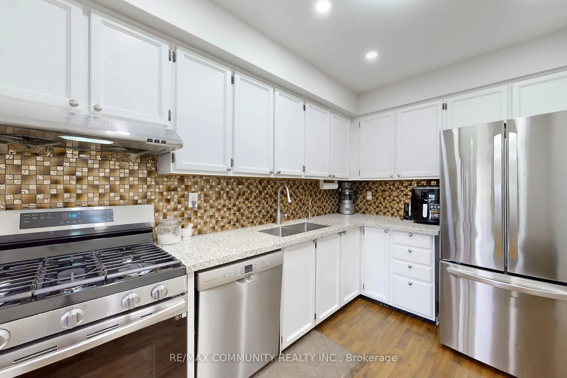 Photo 10 of 18 Knightsbridge Way, Markham, Markham Village — HOMEH