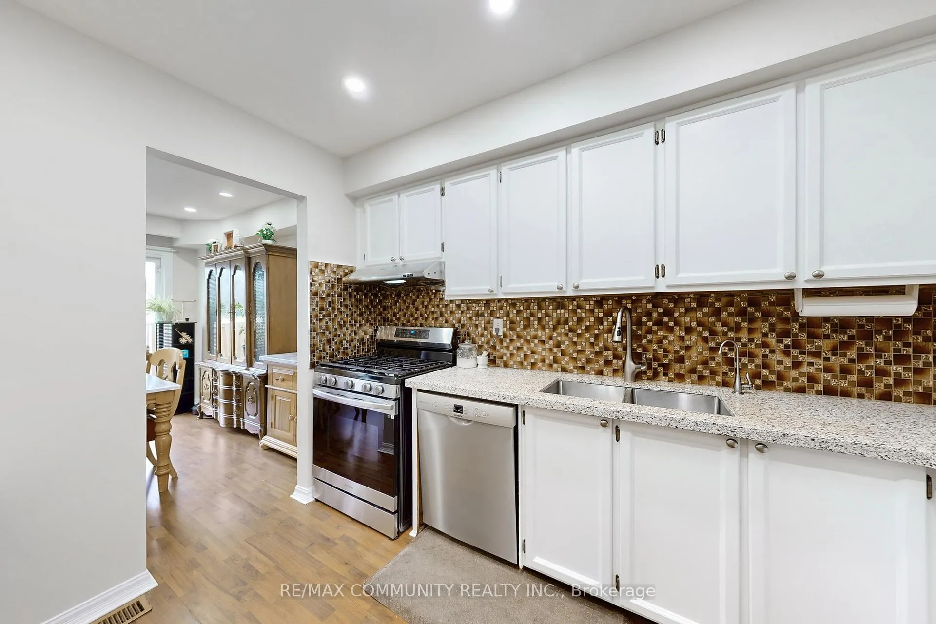 Photo 11 of 18 Knightsbridge Way, Markham, Markham Village — HOMEH