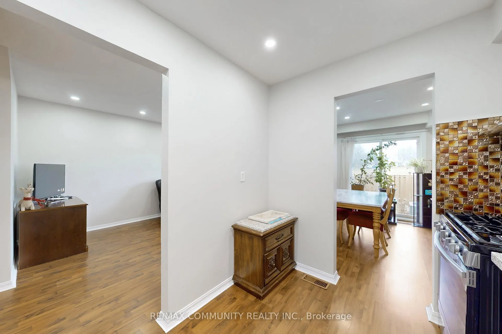 Photo 12 of 18 Knightsbridge Way, Markham, Markham Village — HOMEH