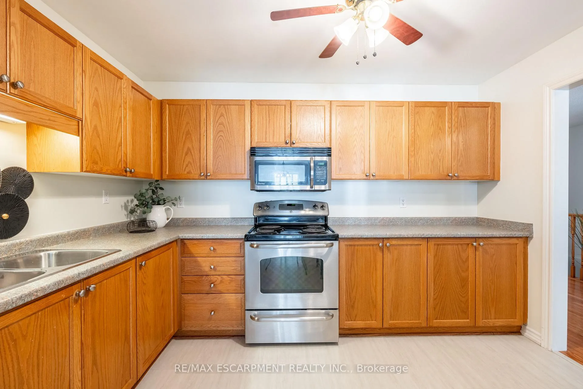 Photo 10 of Unit 11, 222 Fellowes Crescent, Hamilton, Waterdown — HOMEH
