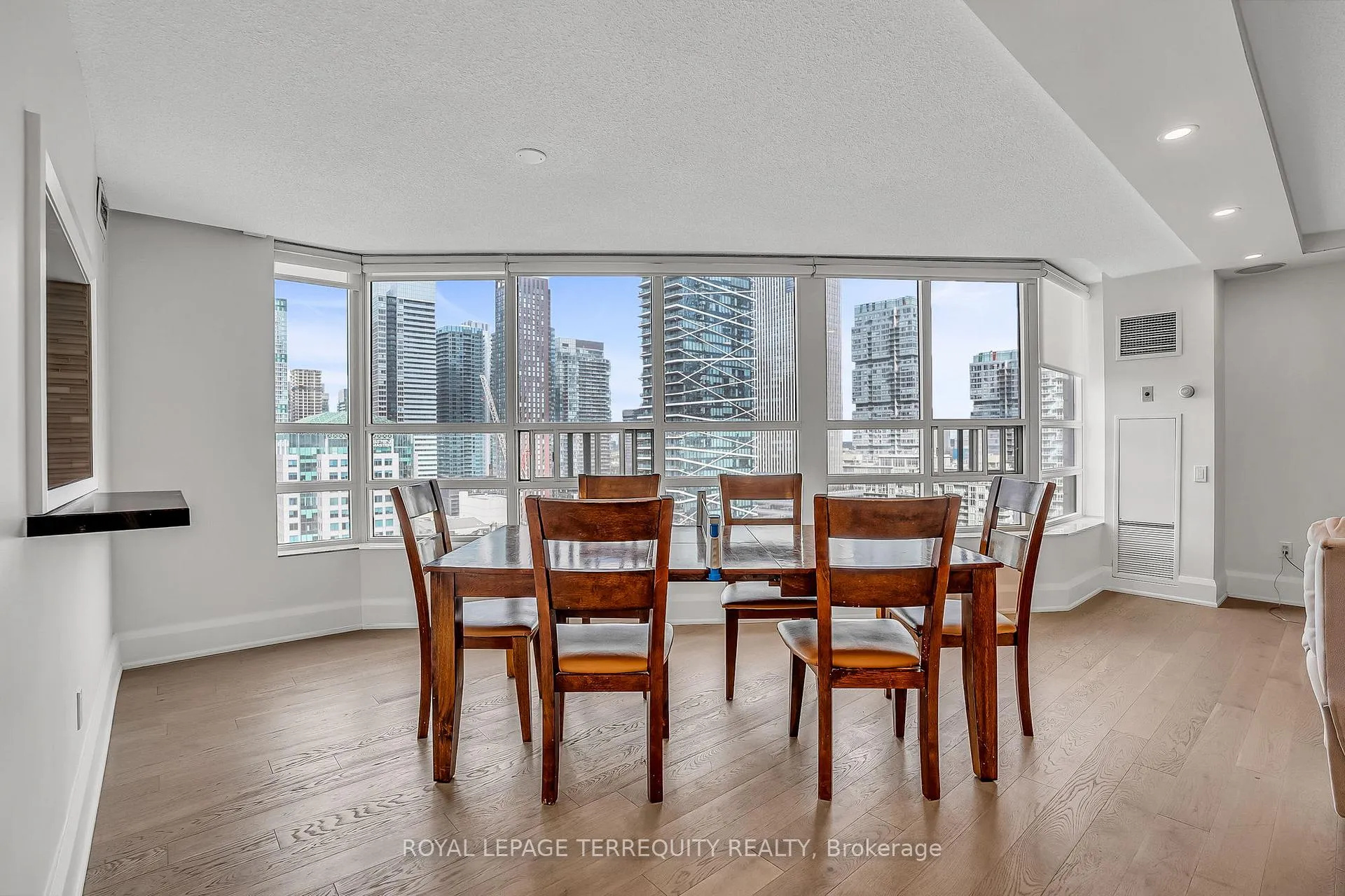 Photo 8 of Unit 2103, 71 Simcoe Street, Toronto, Waterfront Communities — HOMEH