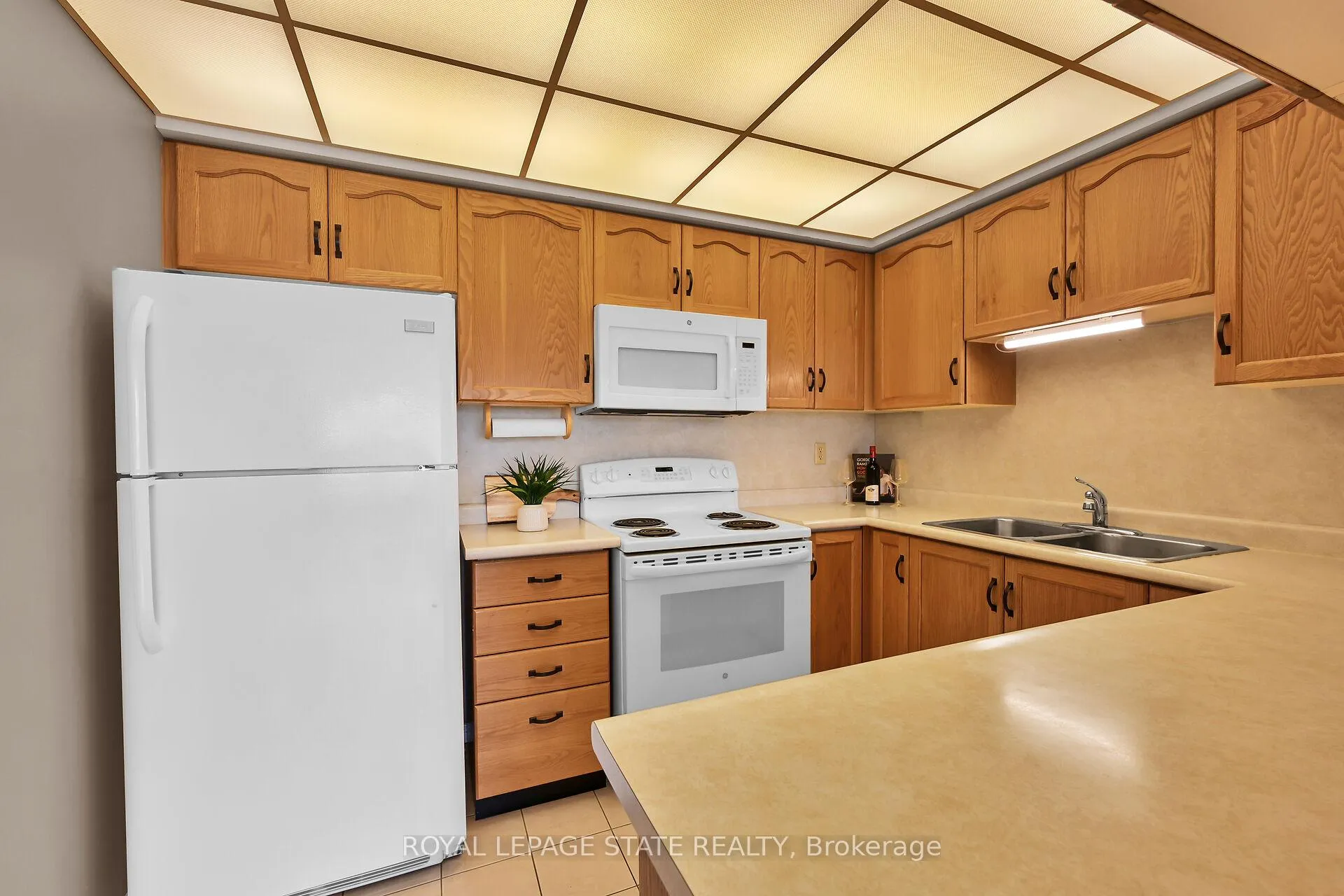 Photo 8 of Unit 302, 495 #8 Highway, Hamilton, Stoney Creek — HOMEH