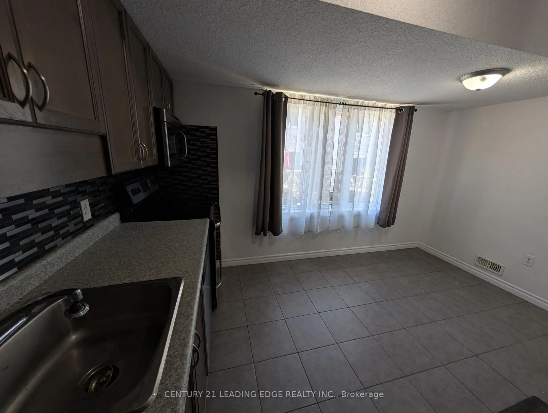 Photo 2 of Unit 11B, 55 Mooregate Crescent, Kitchener, Victoria Hills — HOMEH
