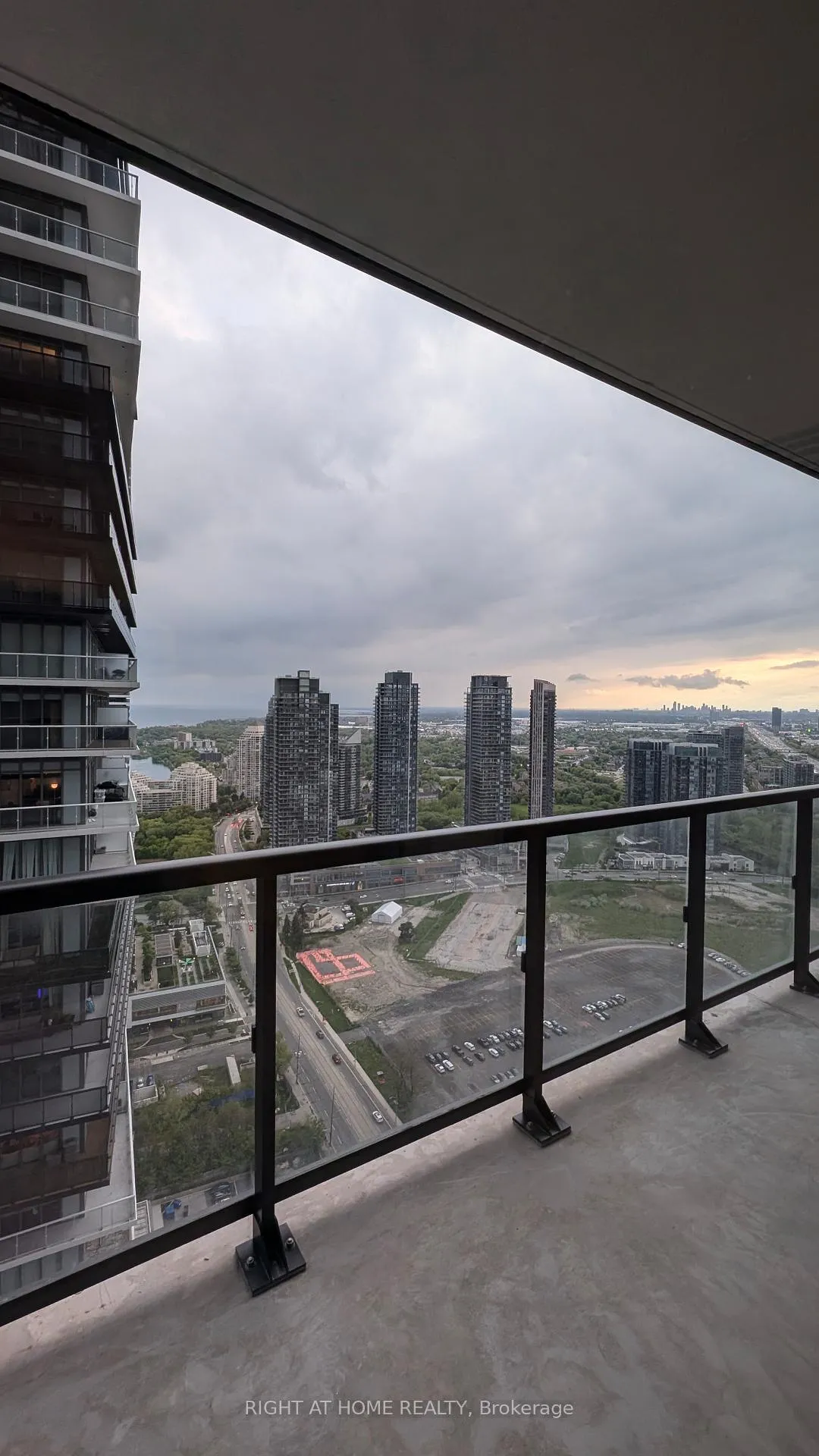 Photo 2 of Unit 4207, 38 Annie Criag Drive, Etobicoke, Mimico — HOMEH