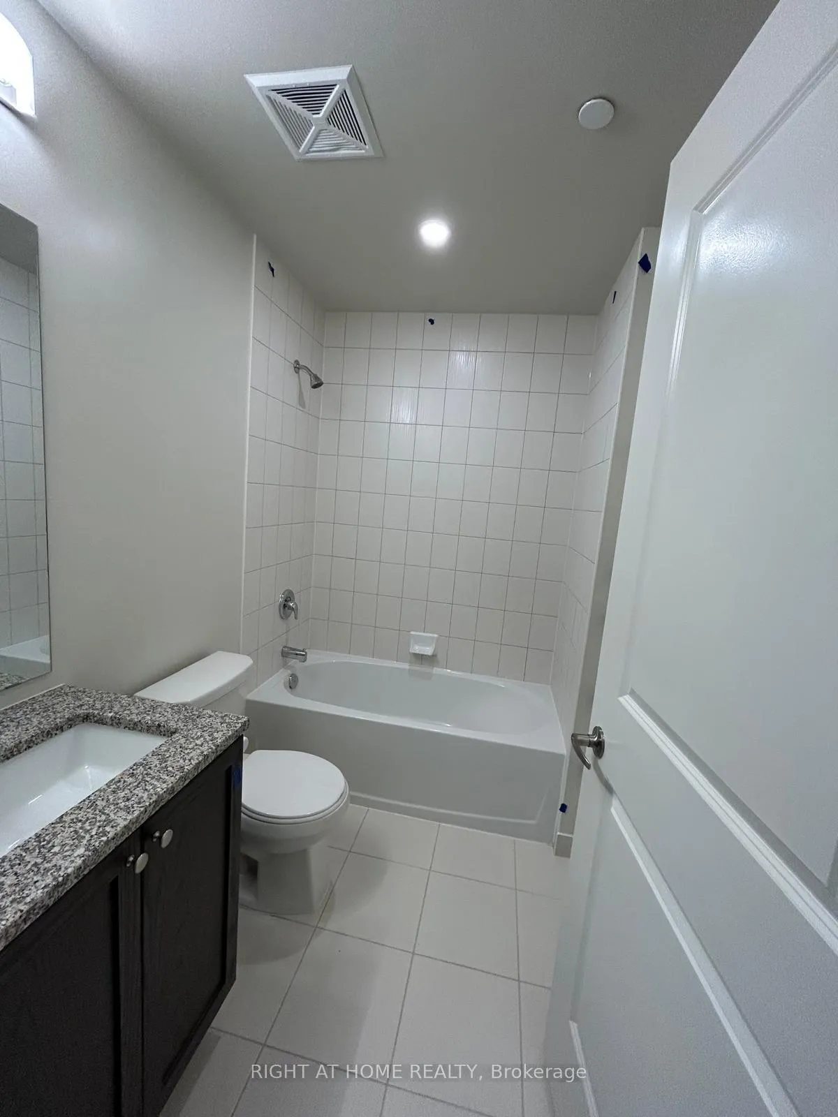 Photo 9 of Unit 4207, 38 Annie Criag Drive, Etobicoke, Mimico — HOMEH