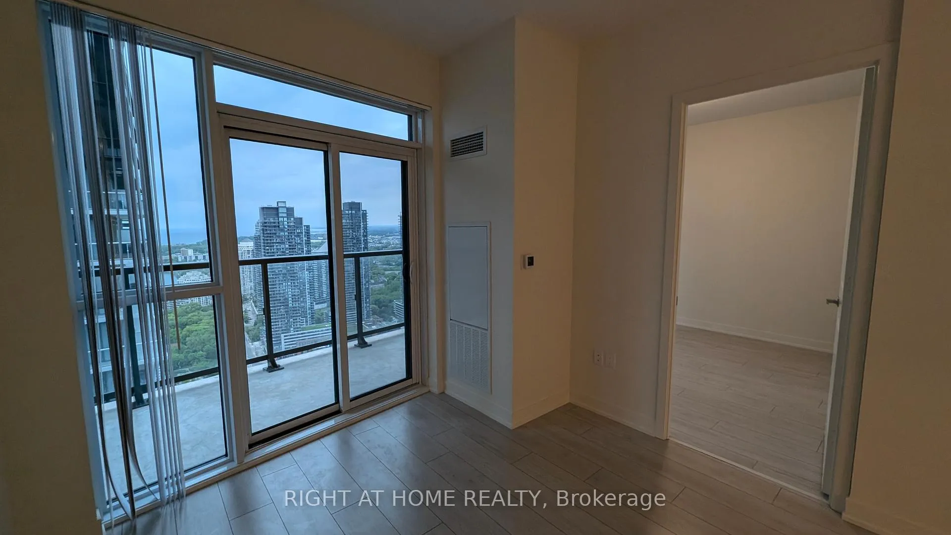 Photo 14 of Unit 4207, 38 Annie Criag Drive, Etobicoke, Mimico — HOMEH