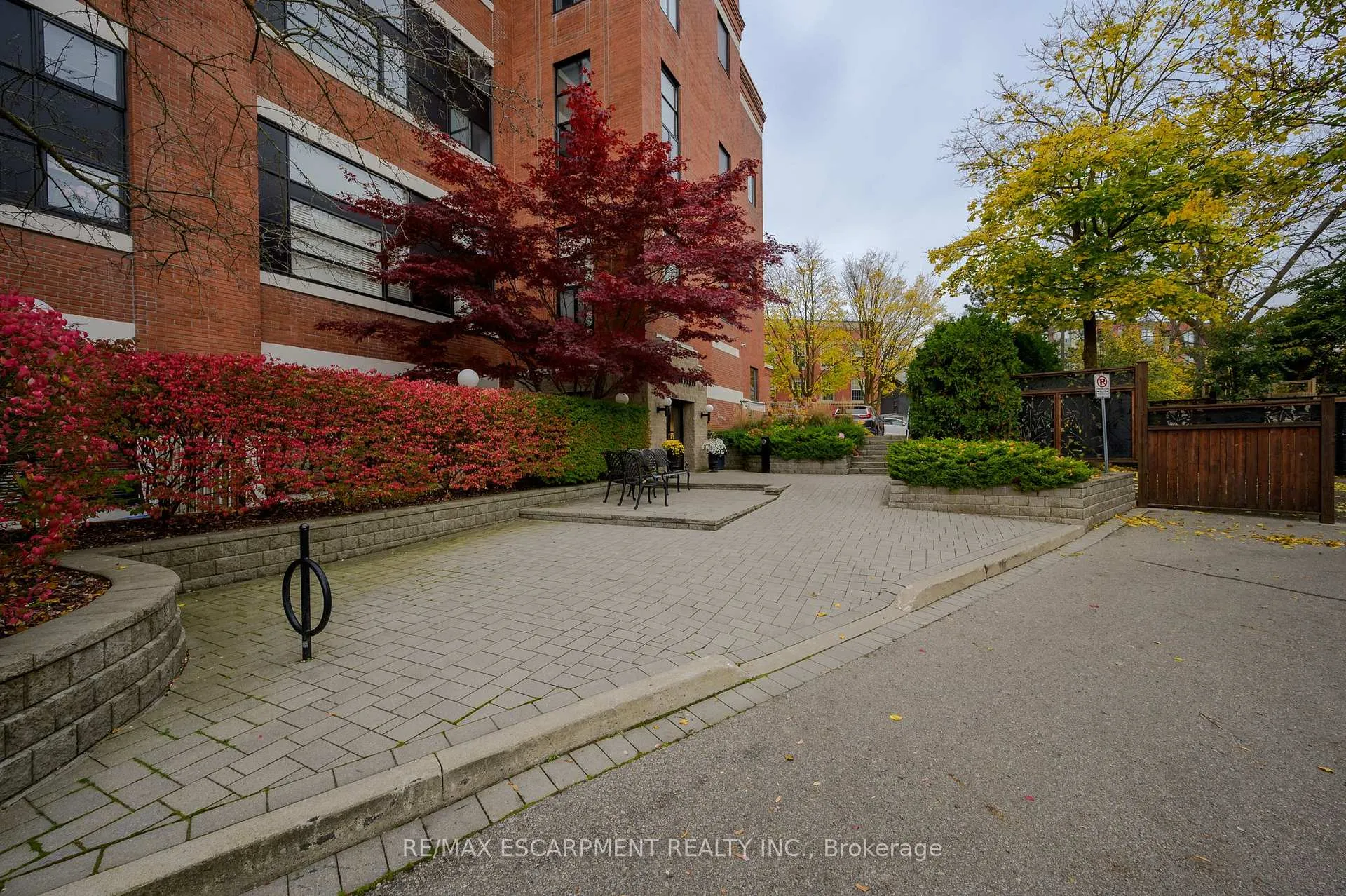 Photo 4 of Unit 403, 50 Main Street, Hamilton, Cootes Paradise — HOMEH