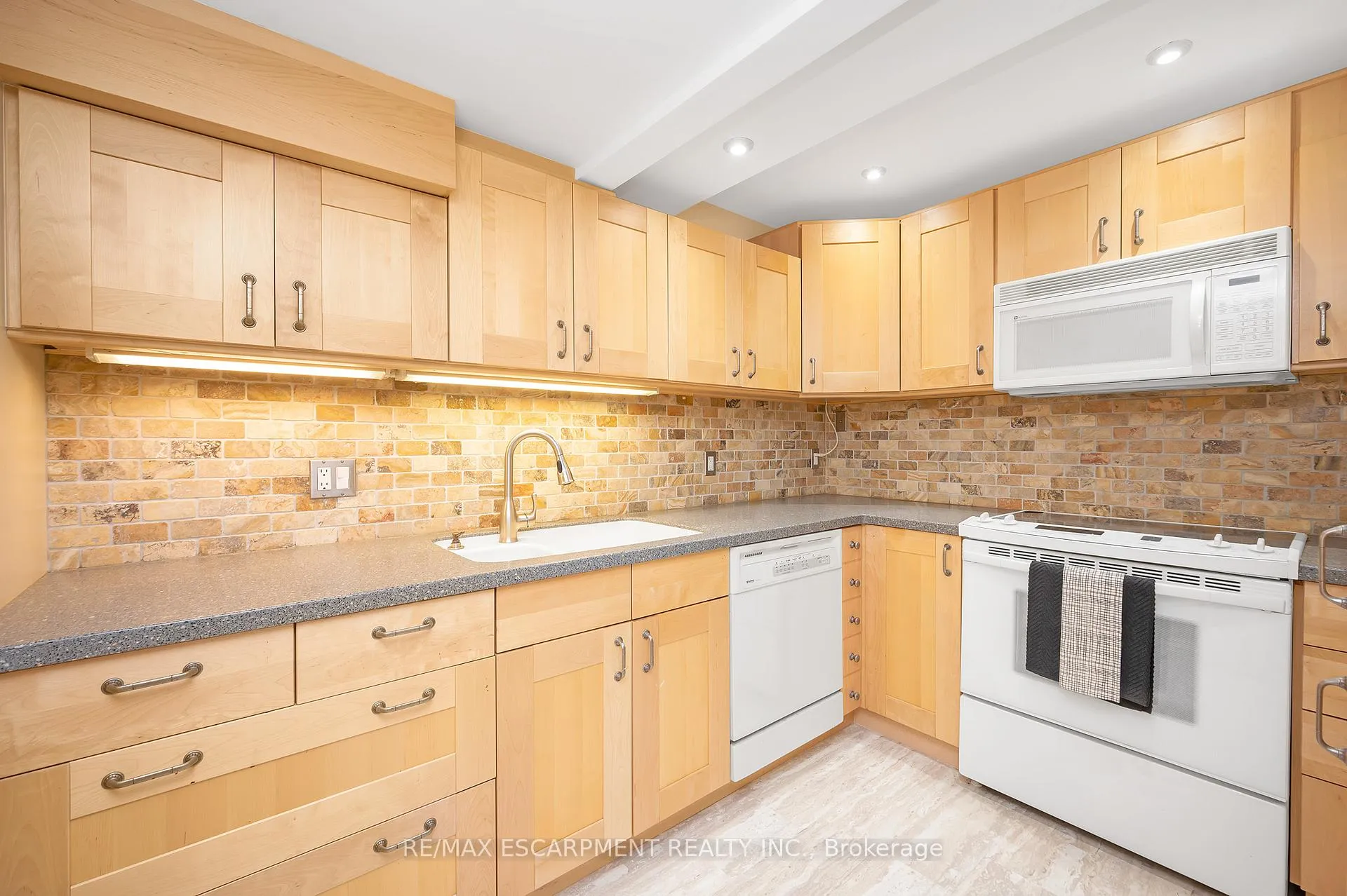 Photo 13 of Unit 403, 50 Main Street, Hamilton, Cootes Paradise — HOMEH