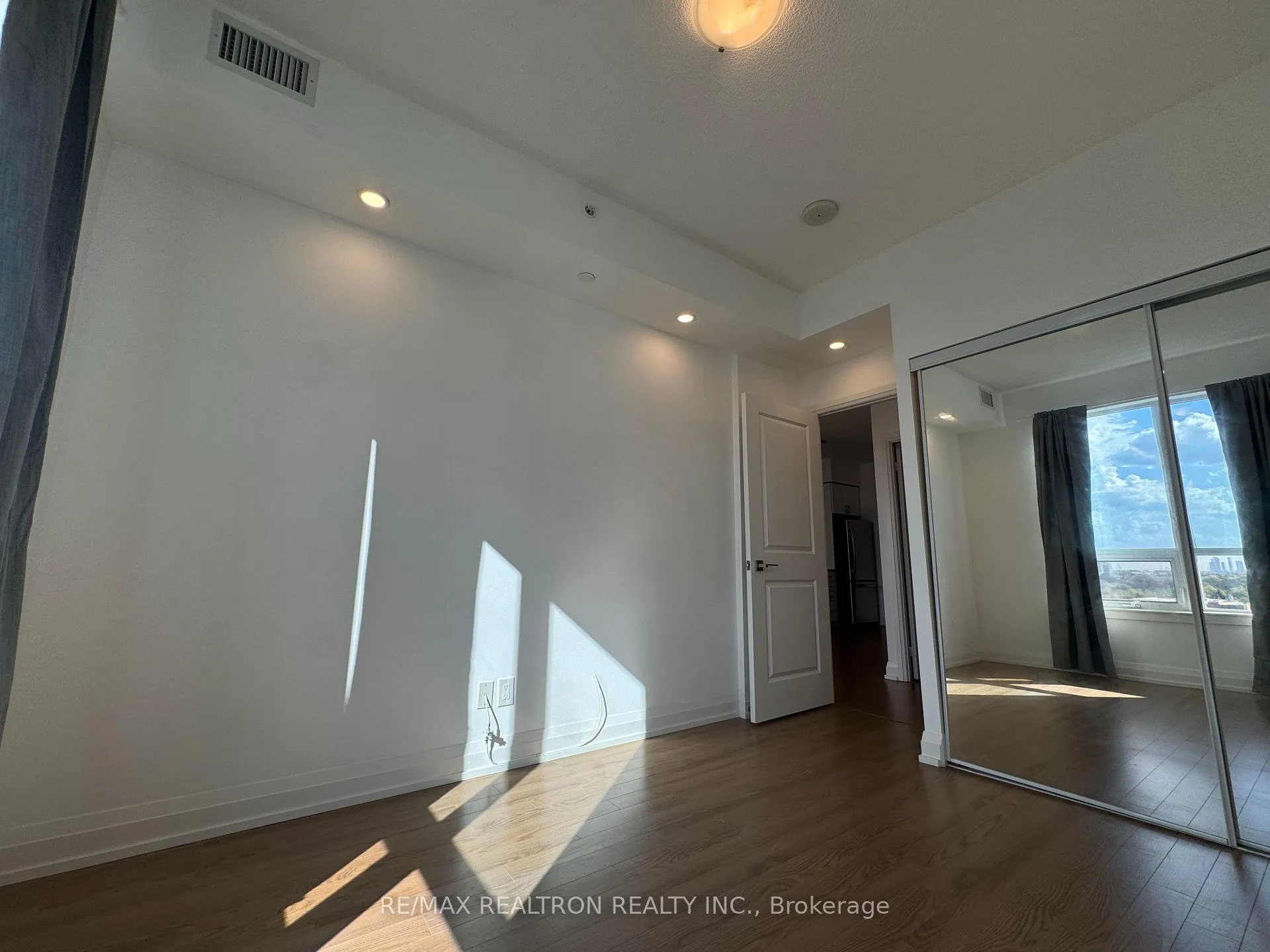 Photo 5 of Unit 615, 7171 Yonge Street, Markham, Grandview — HOMEH
