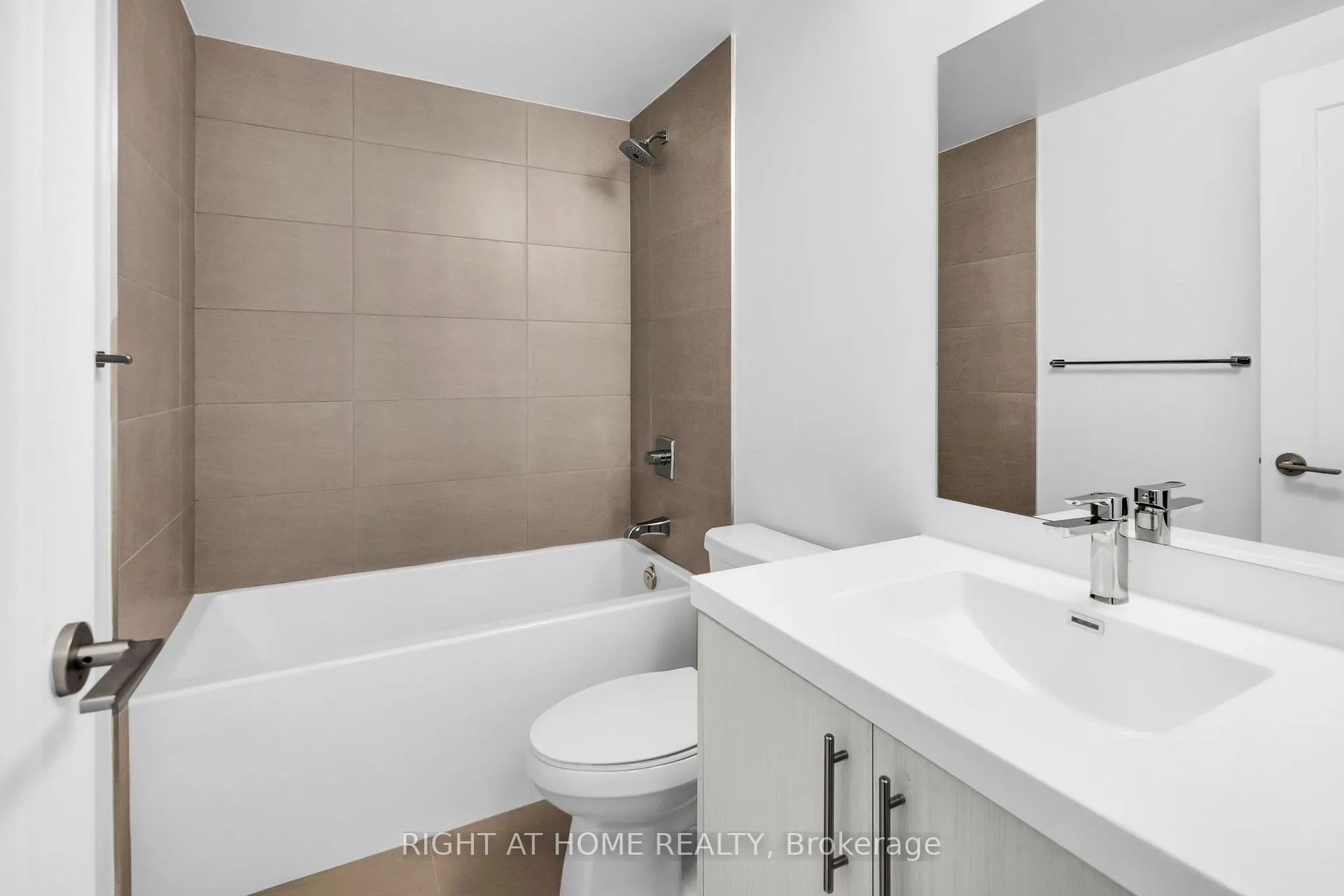 Photo 3 of Unit 2501, 286 Main Street, Toronto, East End-Danforth — HOMEH