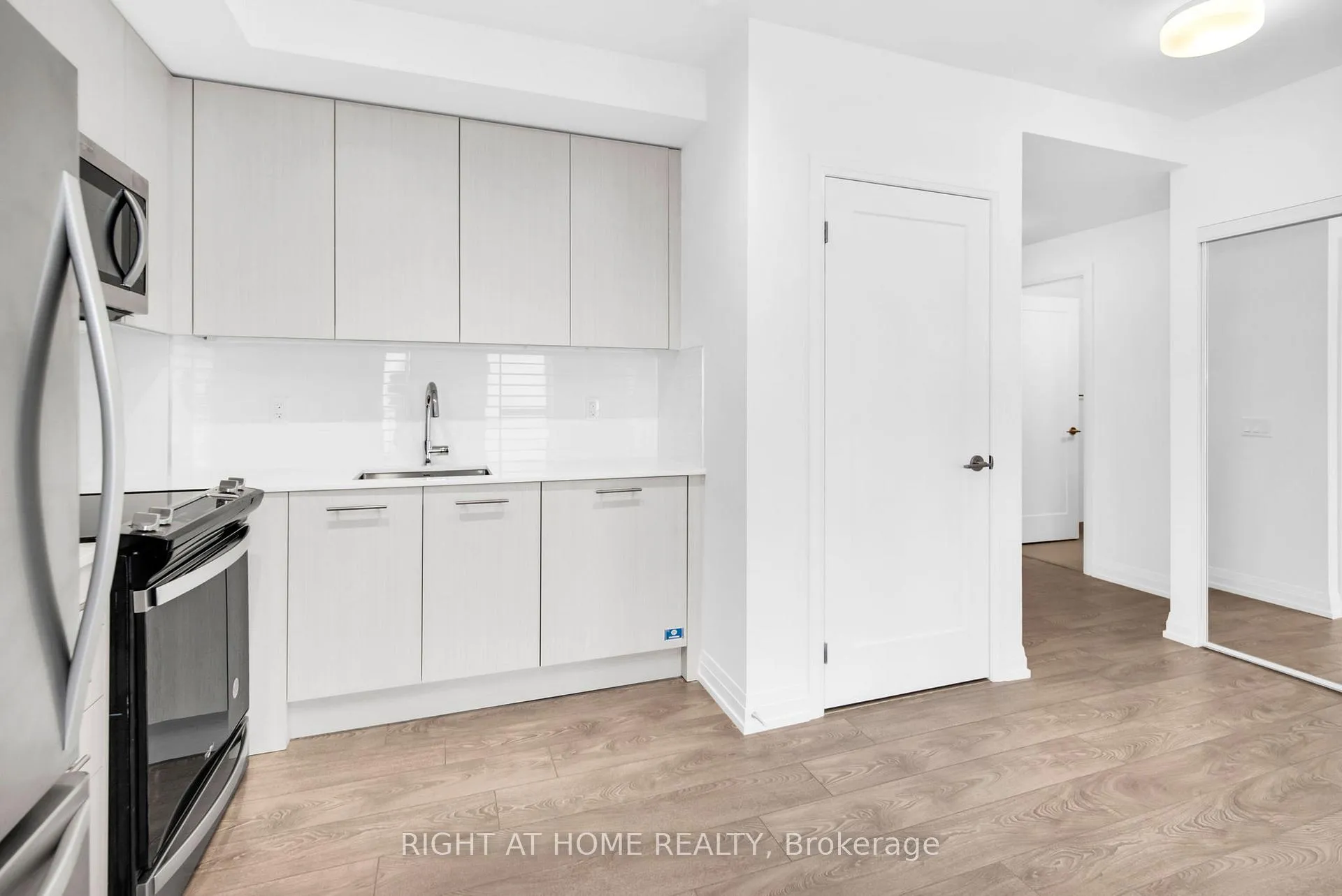 Photo 6 of Unit 2501, 286 Main Street, Toronto, East End-Danforth — HOMEH