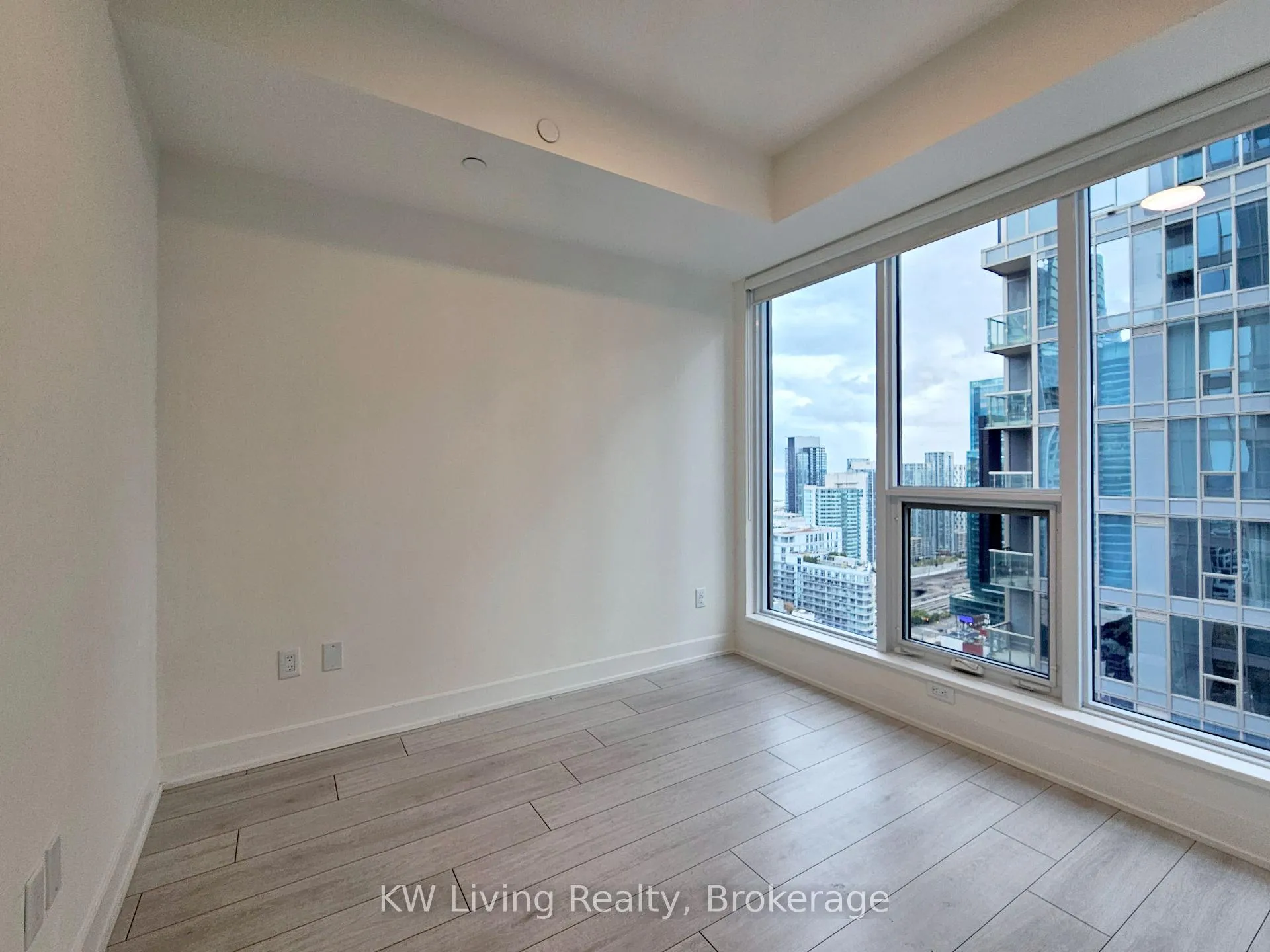 Photo 5 of Unit 3303, 15 Mercer Street, Toronto, Waterfront Communities — HOMEH