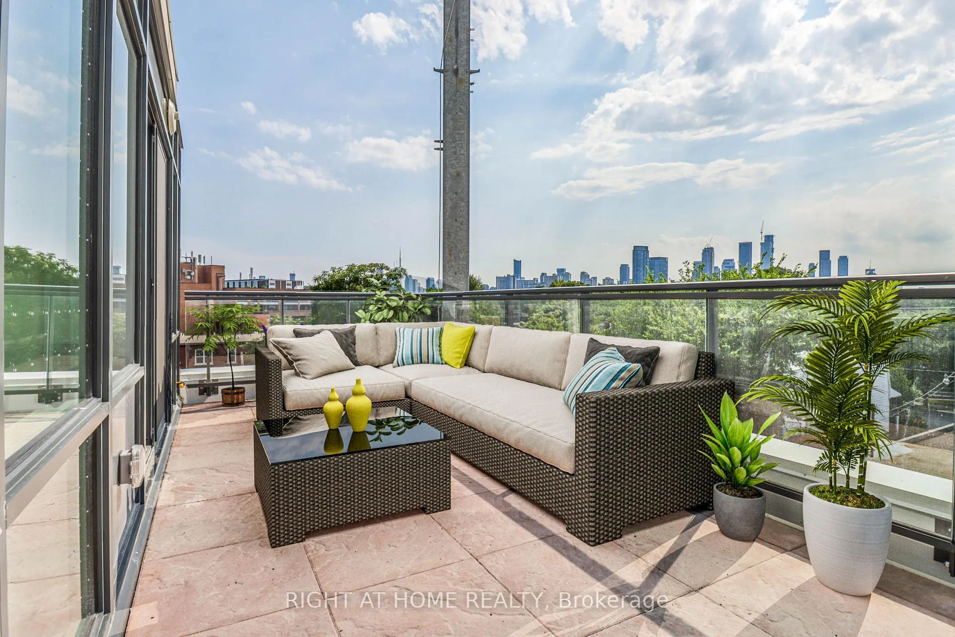 Photo 5 of Unit 406, 800 Broadview Avenue, Toronto, Playter Estates-Danforth — HOMEH
