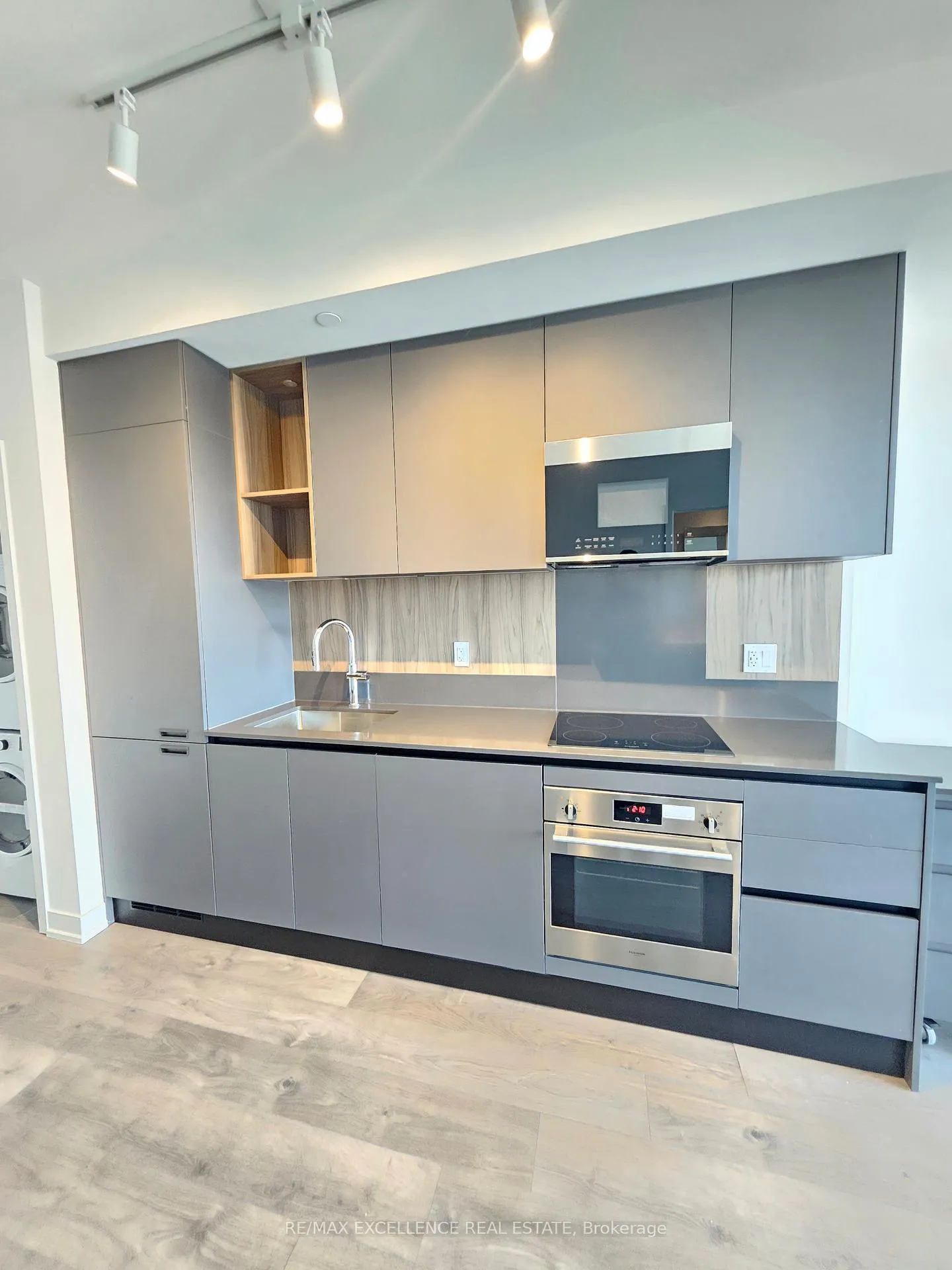 Photo 8 of Unit 903, 39 Mary Street, Barrie, City Centre — HOMEH