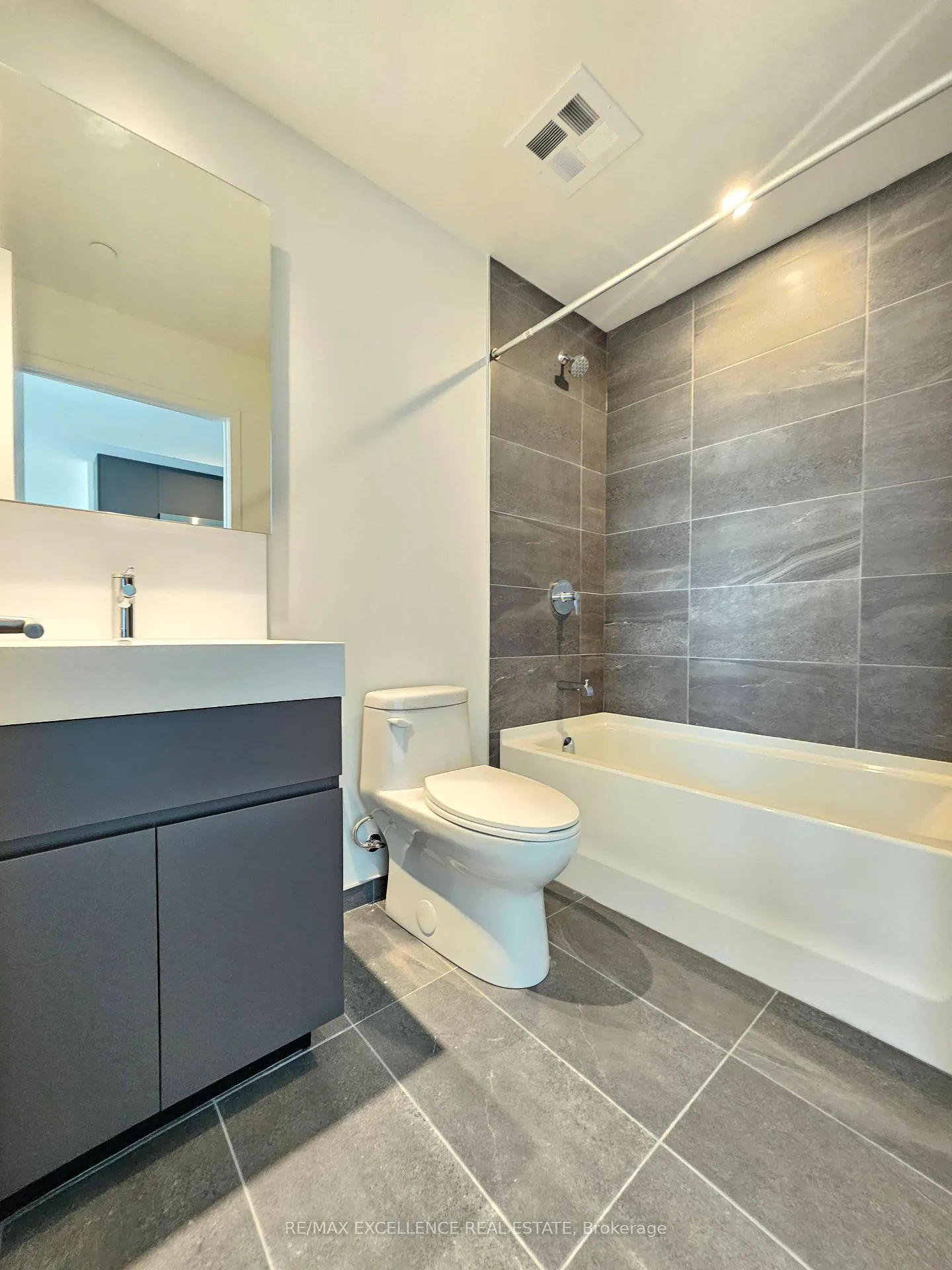 Photo 9 of Unit 903, 39 Mary Street, Barrie, City Centre — HOMEH