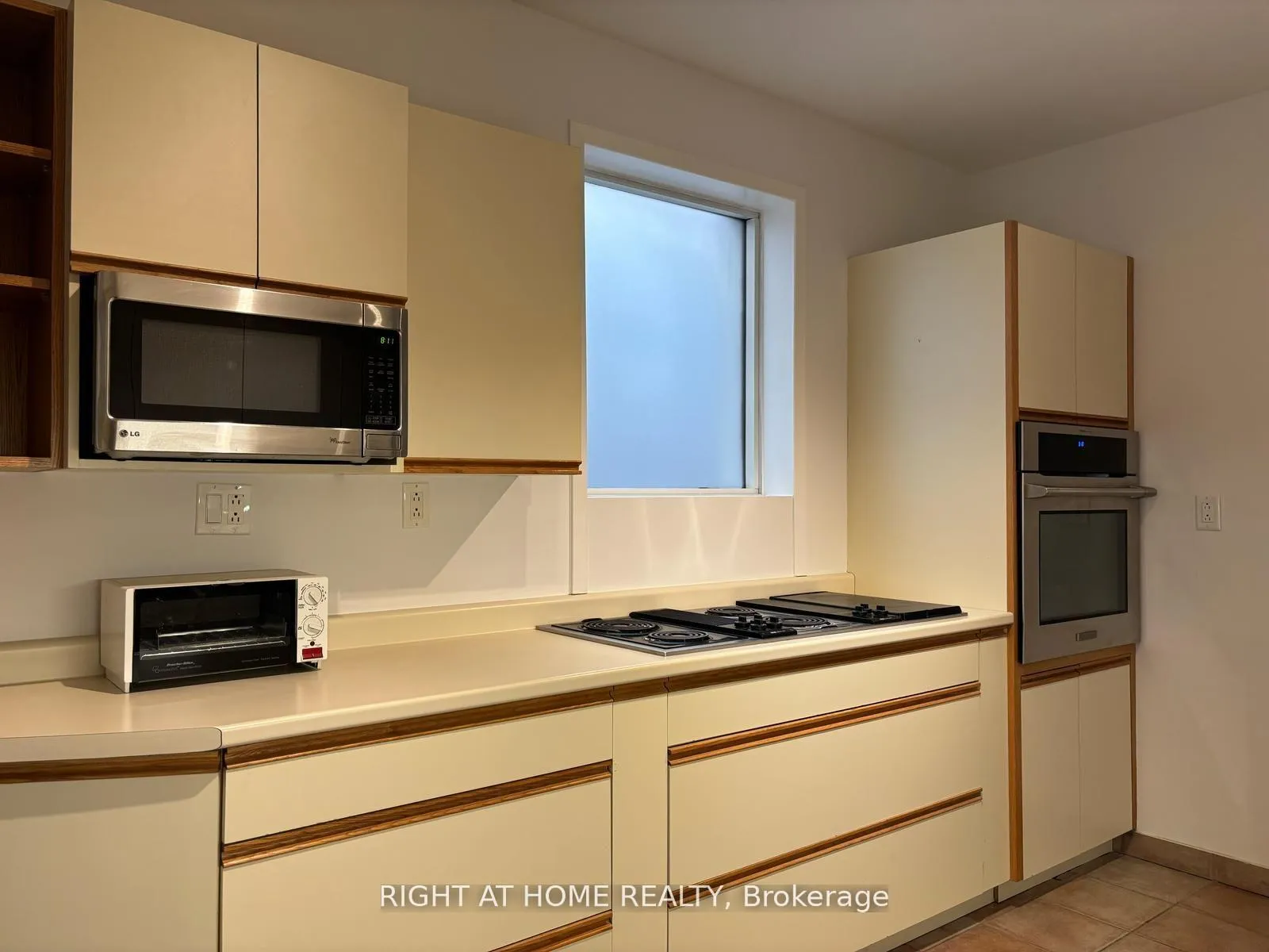 Photo 6 of Unit A, 3152 Dundas Street, Toronto, Junction Area — HOMEH