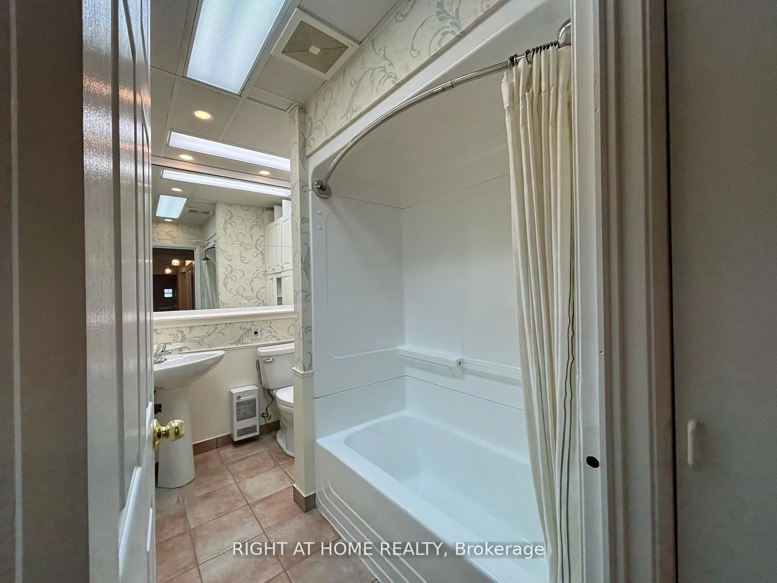 Photo 24 of Unit A, 3152 Dundas Street, Toronto, Junction Area — HOMEH
