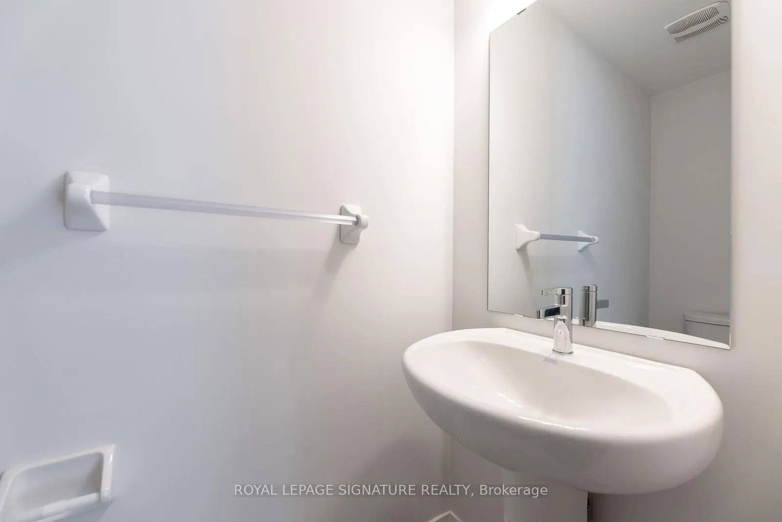 Photo 3 of 175 Lloyd Janes Lane, Etobicoke, New Toronto — HOMEH