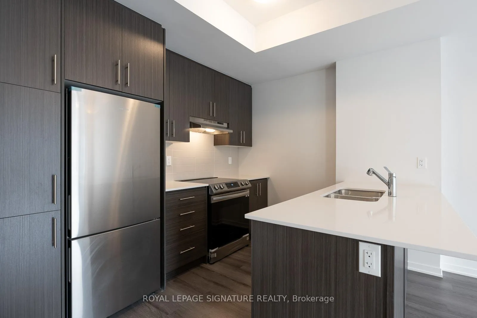 Photo 5 of 175 Lloyd Janes Lane, Etobicoke, New Toronto — HOMEH