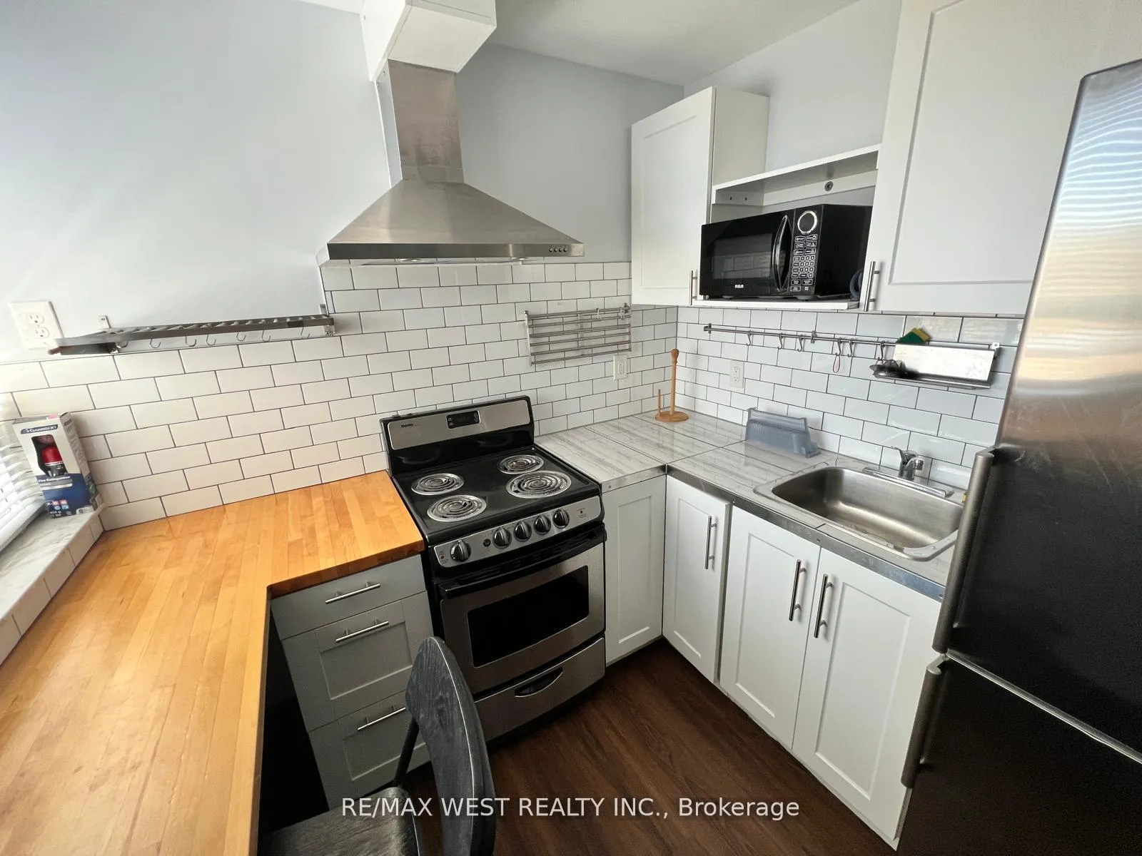 Photo 2 of Unit 2, 388 Browns Line, Etobicoke, Alderwood — HOMEH