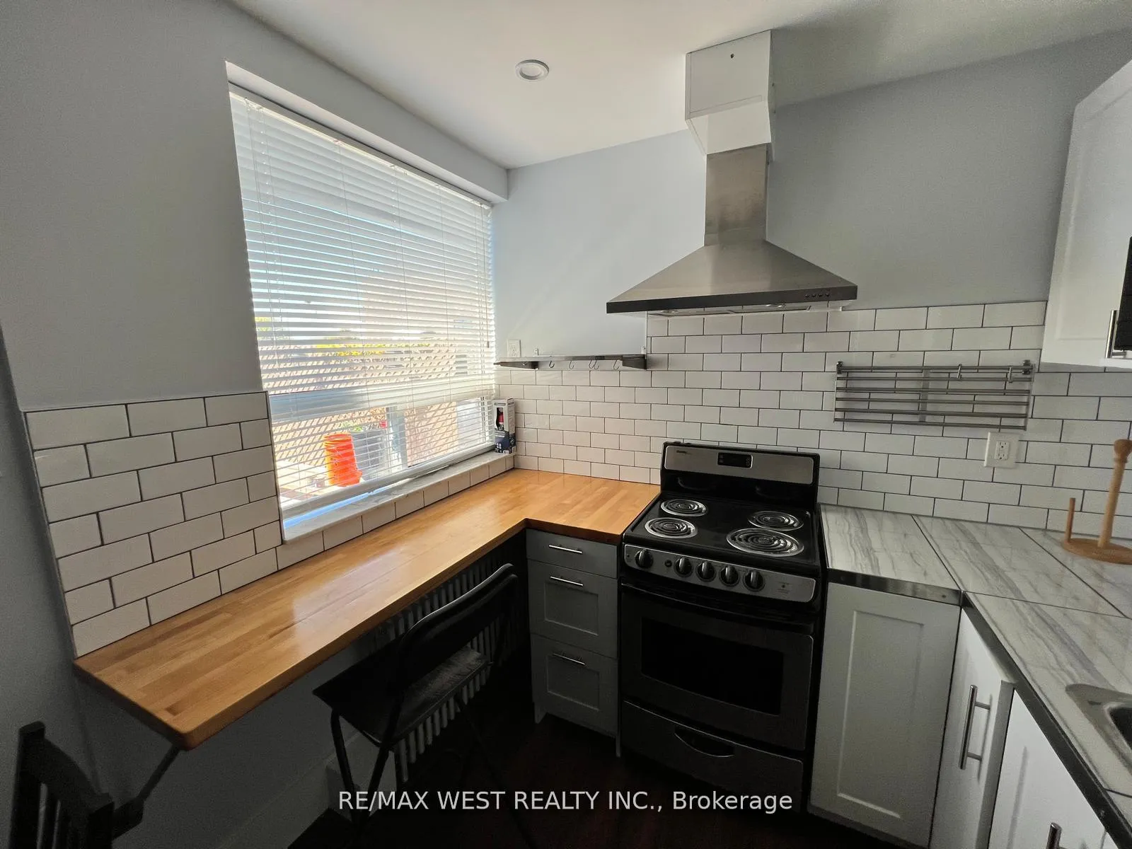 Photo 3 of Unit 2, 388 Browns Line, Etobicoke, Alderwood — HOMEH