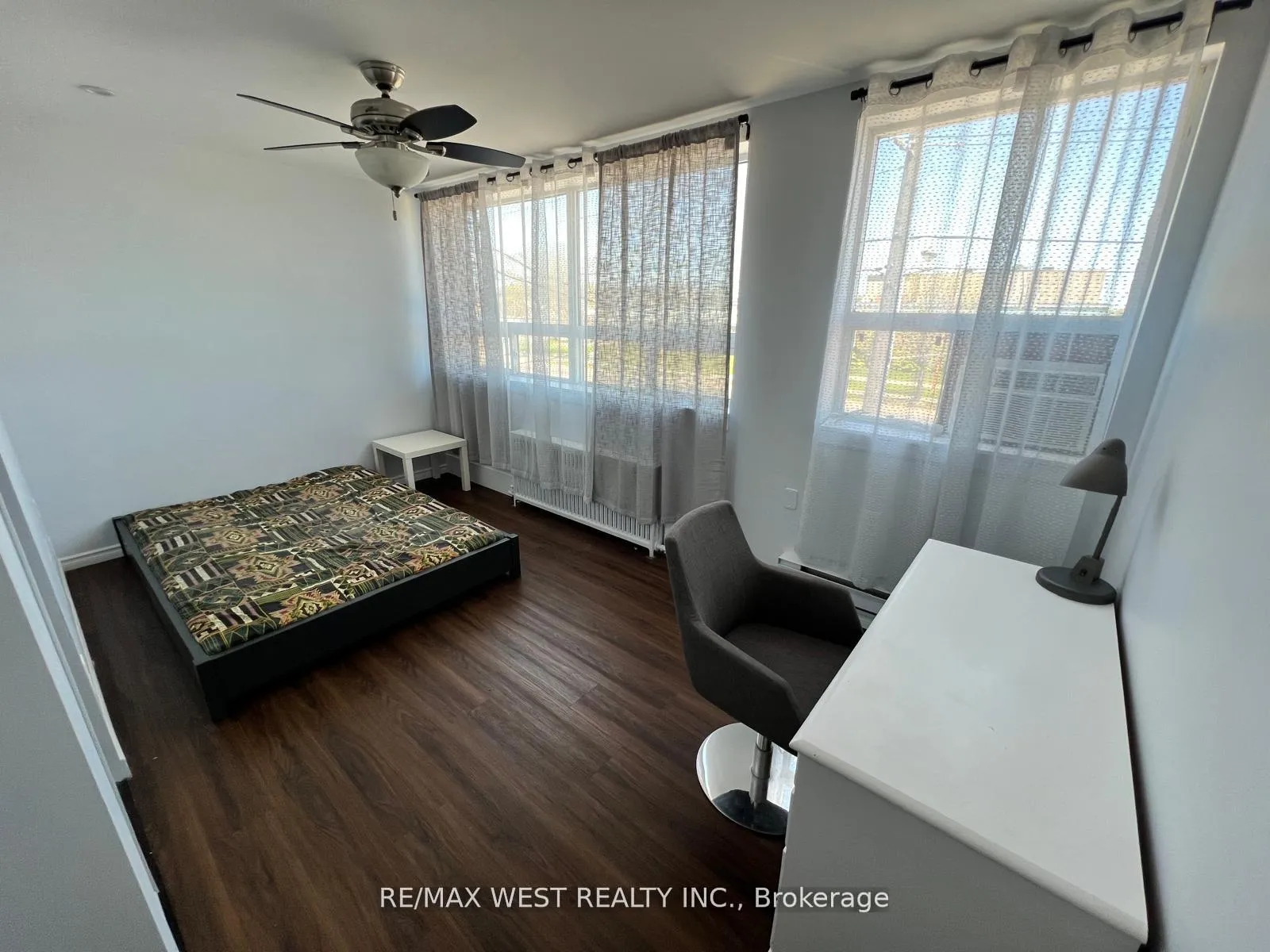 Photo 4 of Unit 2, 388 Browns Line, Etobicoke, Alderwood — HOMEH