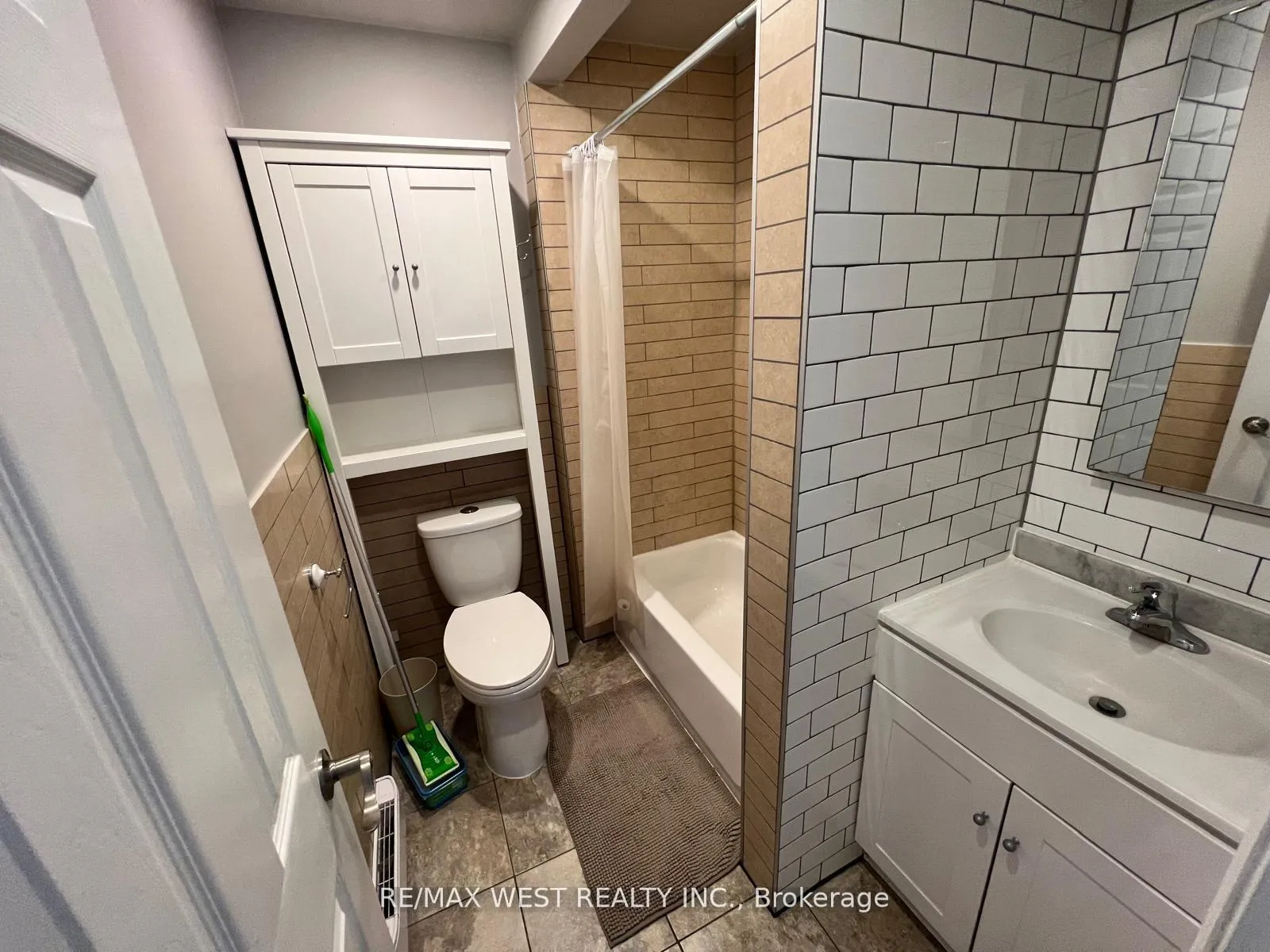 Photo 7 of Unit 2, 388 Browns Line, Etobicoke, Alderwood — HOMEH