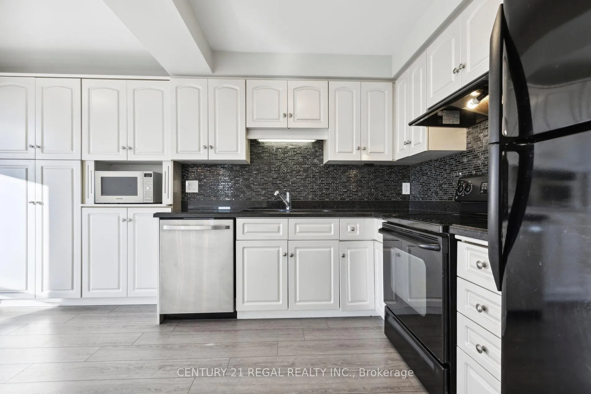 Photo 3 of Unit 1603, 67 Caroline Street, Hamilton, Durand — HOMEH