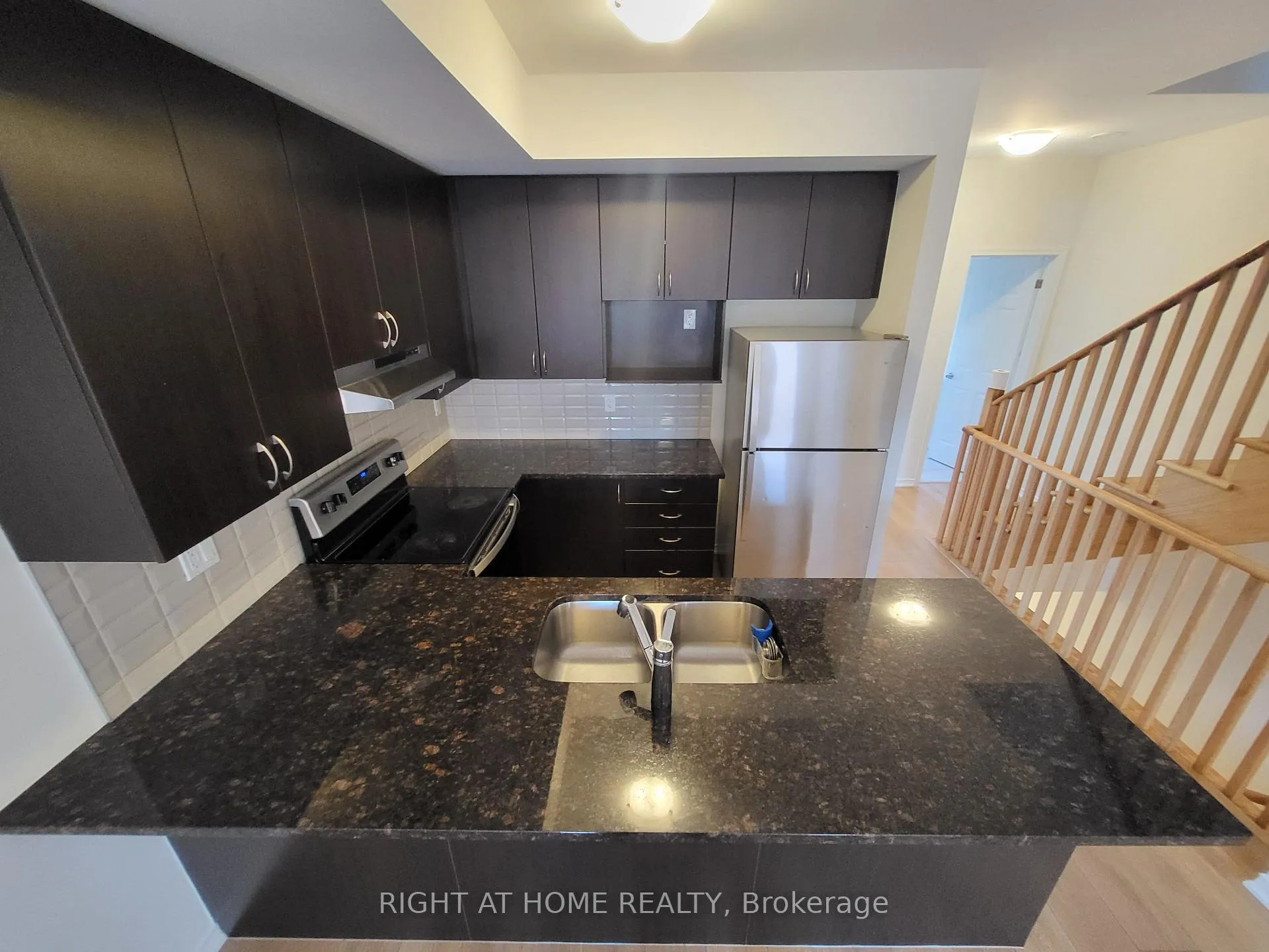 Photo 4 of Unit 63, 155 Danzatore Path, Oshawa, Windfields — HOMEH