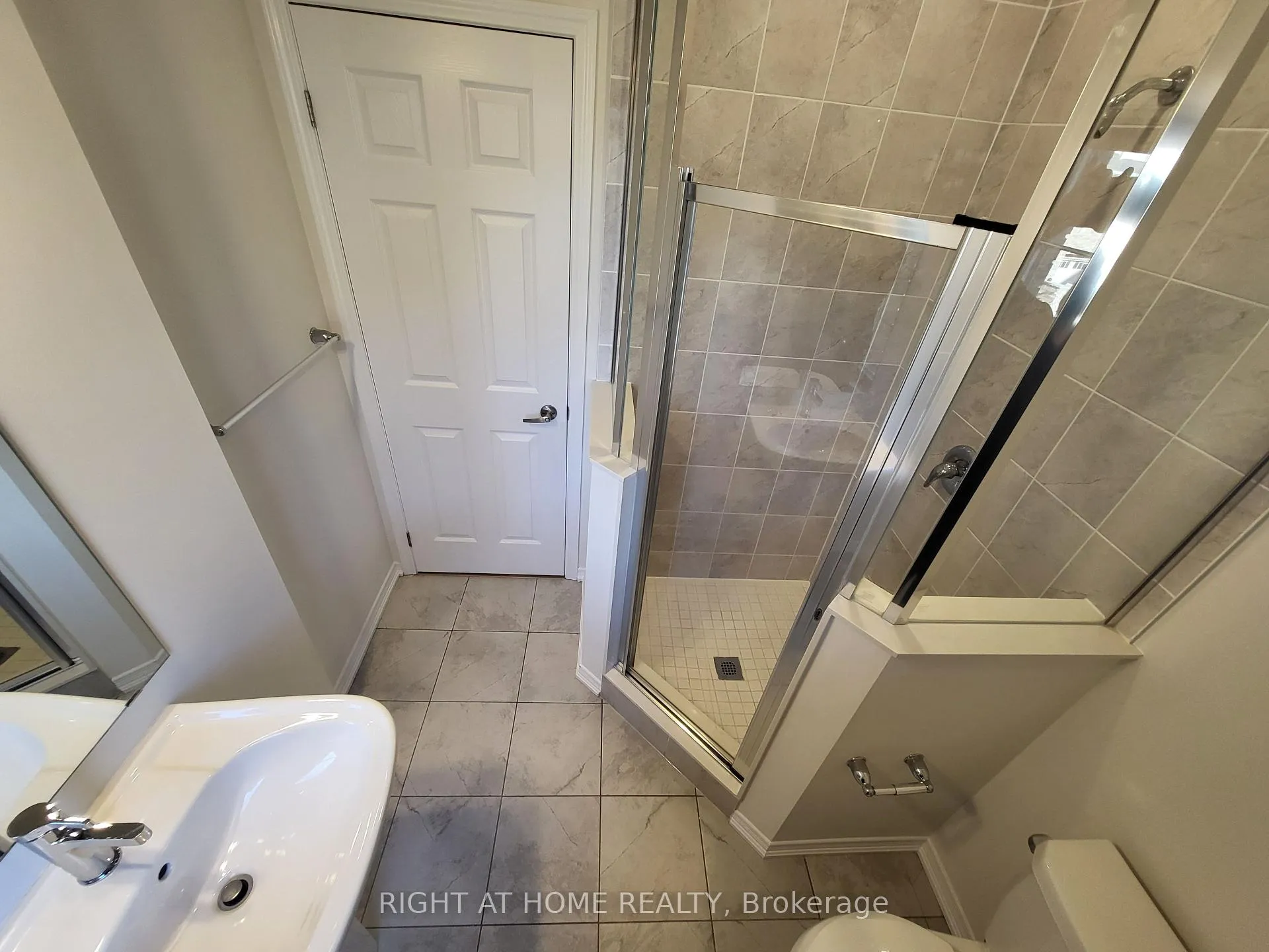 Photo 8 of Unit 63, 155 Danzatore Path, Oshawa, Windfields — HOMEH