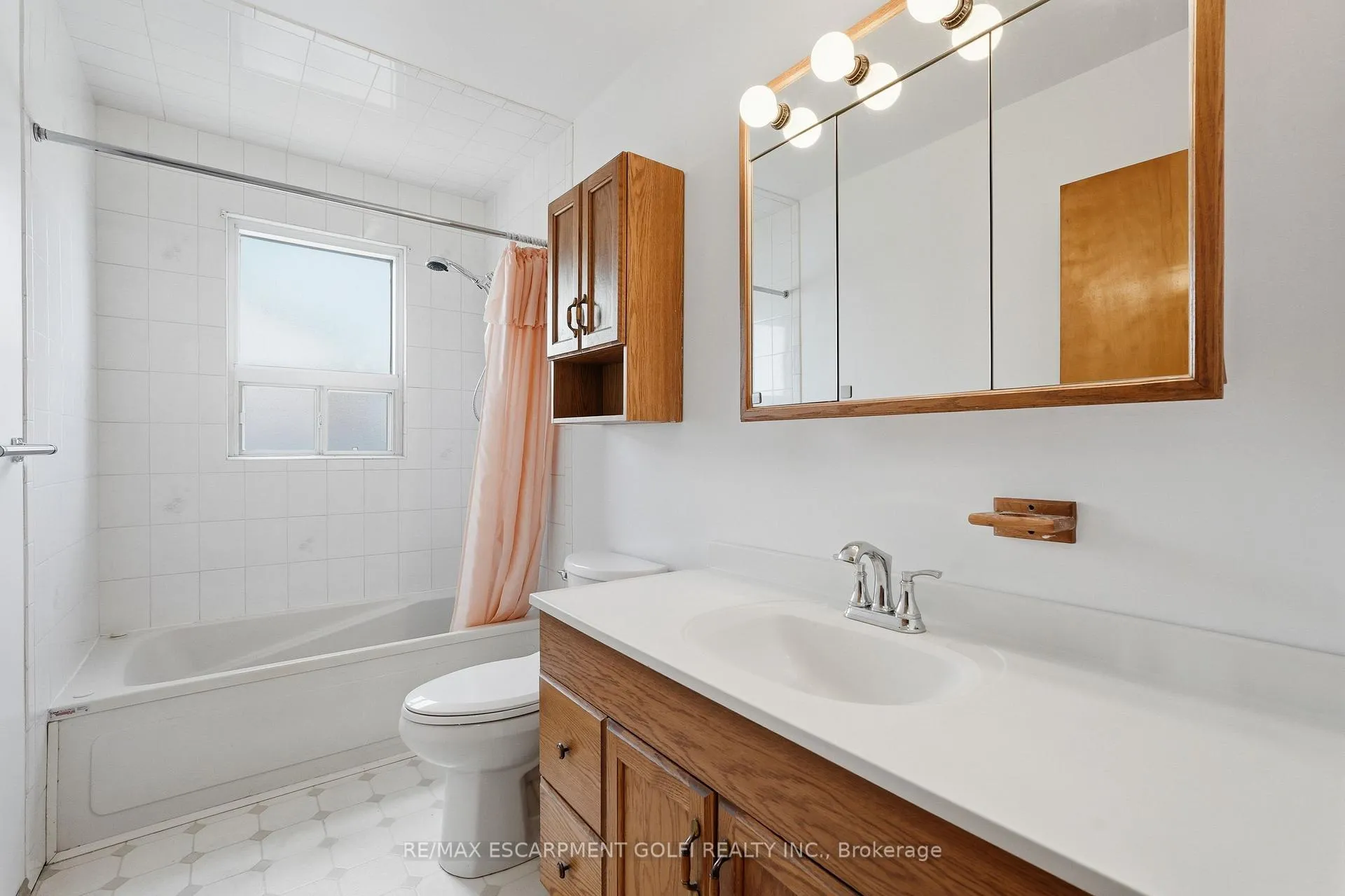 Photo 13 of 31 Sheridan Drive, Hamilton, Hill Park — HOMEH