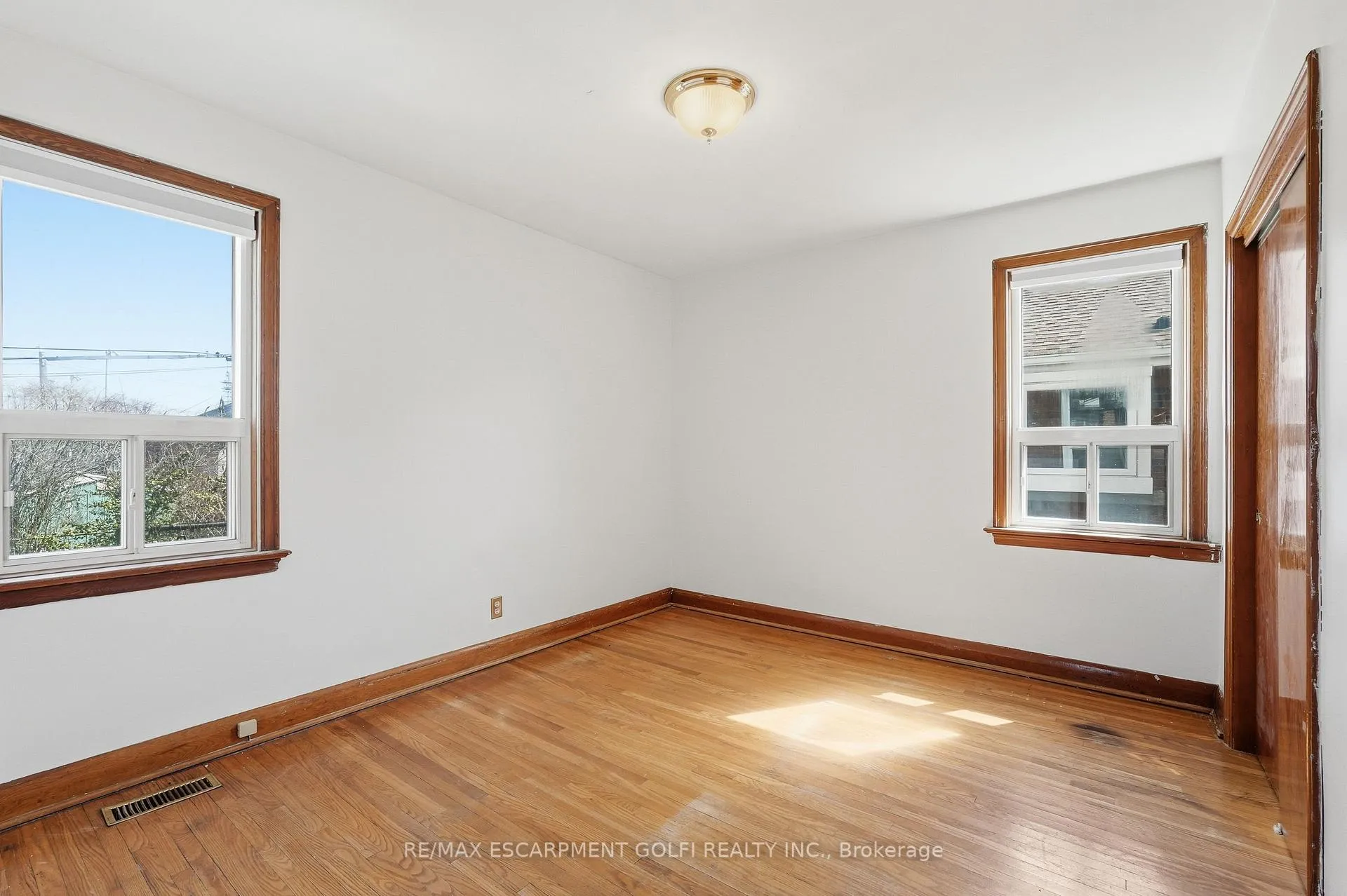 Photo 16 of 31 Sheridan Drive, Hamilton, Hill Park — HOMEH