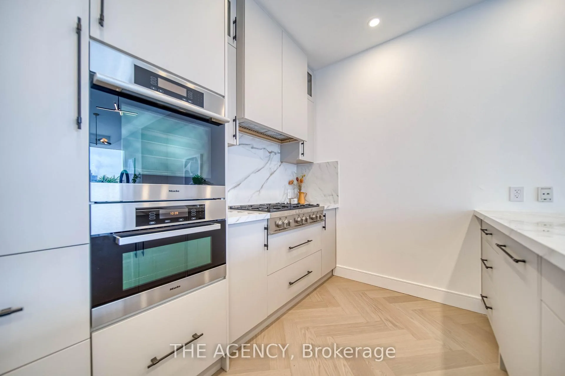Photo 11 of Unit 5005, 180 University Avenue, Toronto, Bay Street Corridor — HOMEH